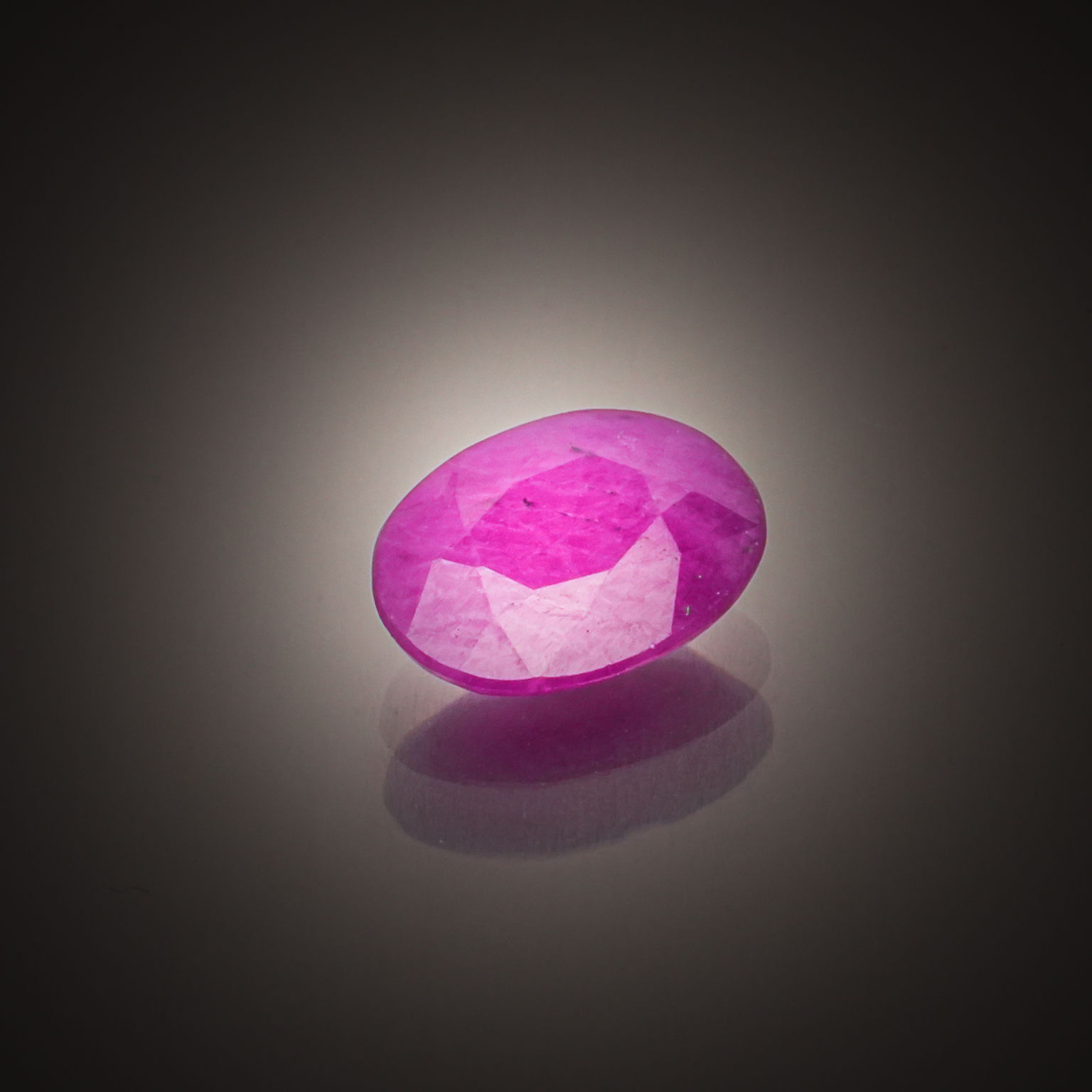 Rubis ovale sur papier. - Lazuli