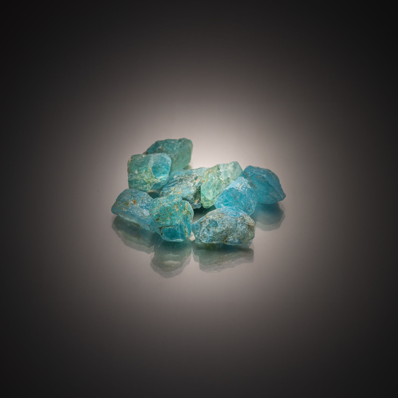 Lot de seize apatites bleues/vertes brutes sur papier. - Lazuli