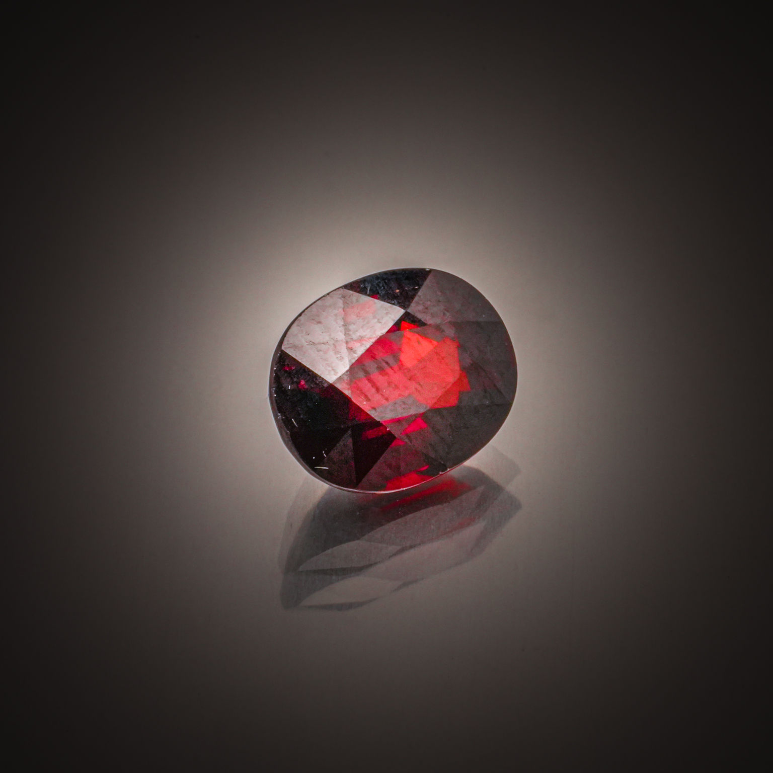 Grenat spessartite ovale sur papier. - Lazuli