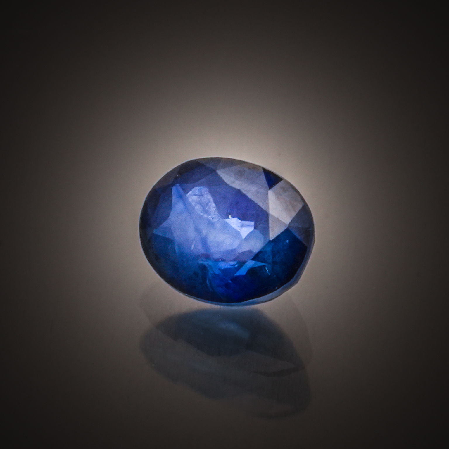 Péridot ovale sur papier. - Lazuli