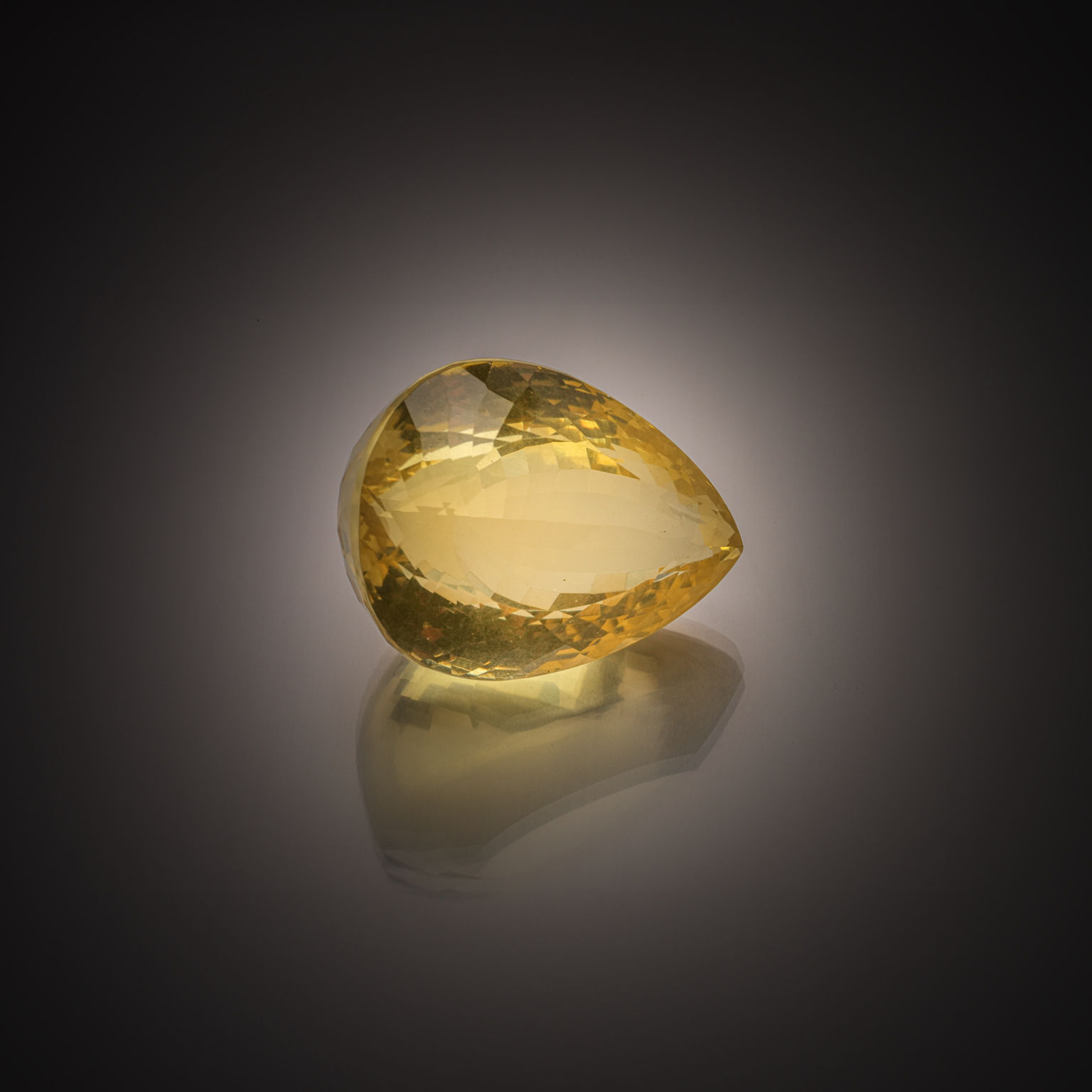 Citrine poire sur papier. - Lazuli
