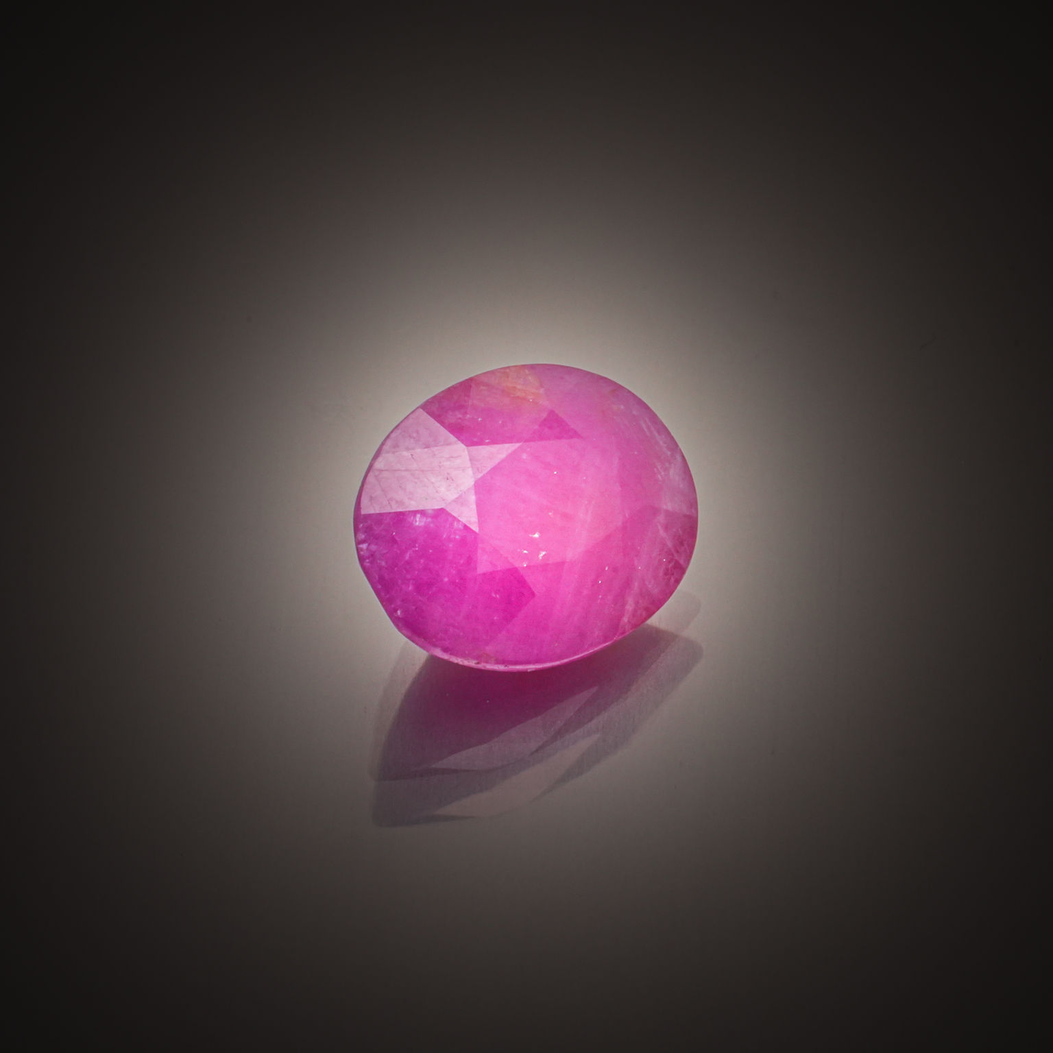 Rubis ovale sur papier. - Lazuli