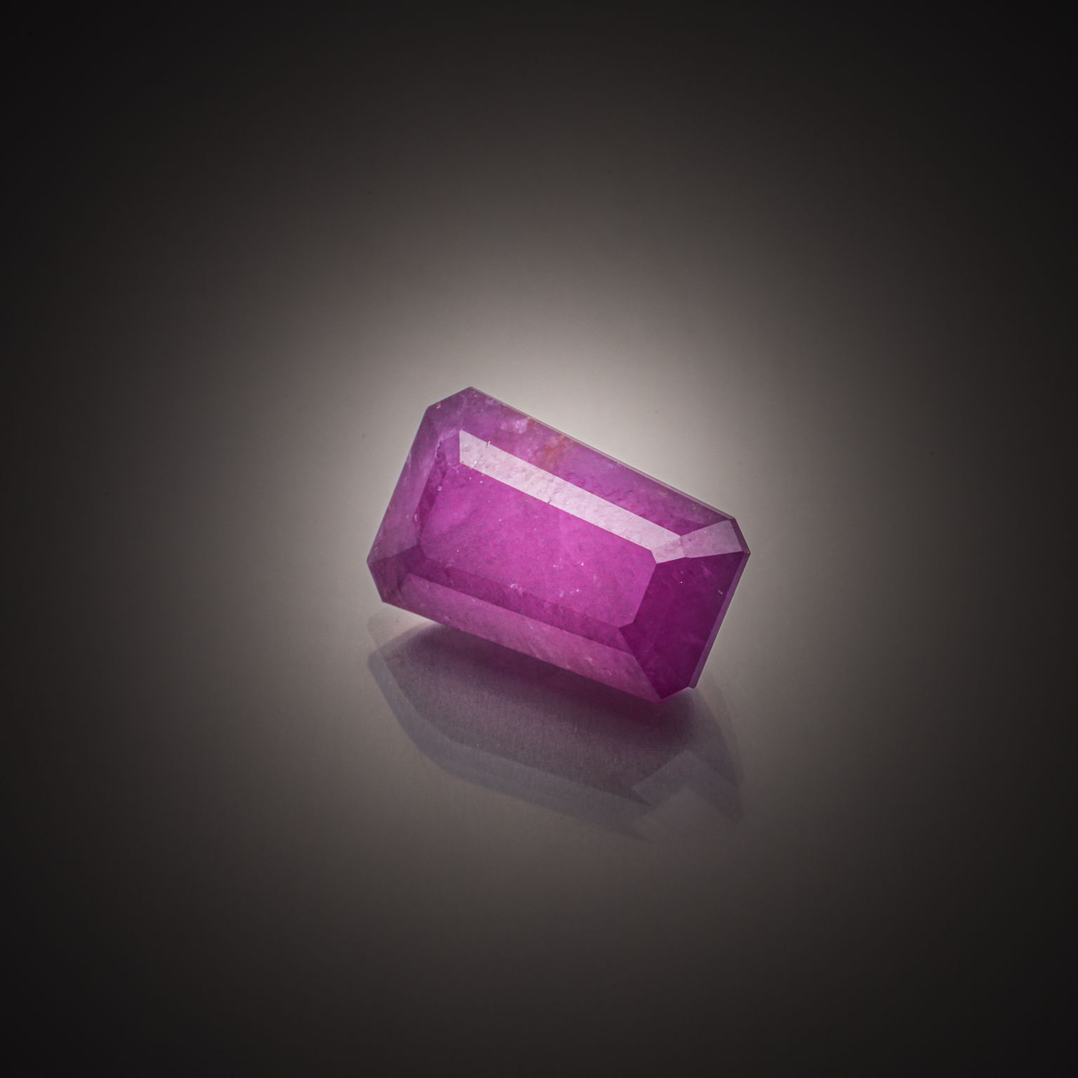 Prasiolite ovale sur papier. - Lazuli