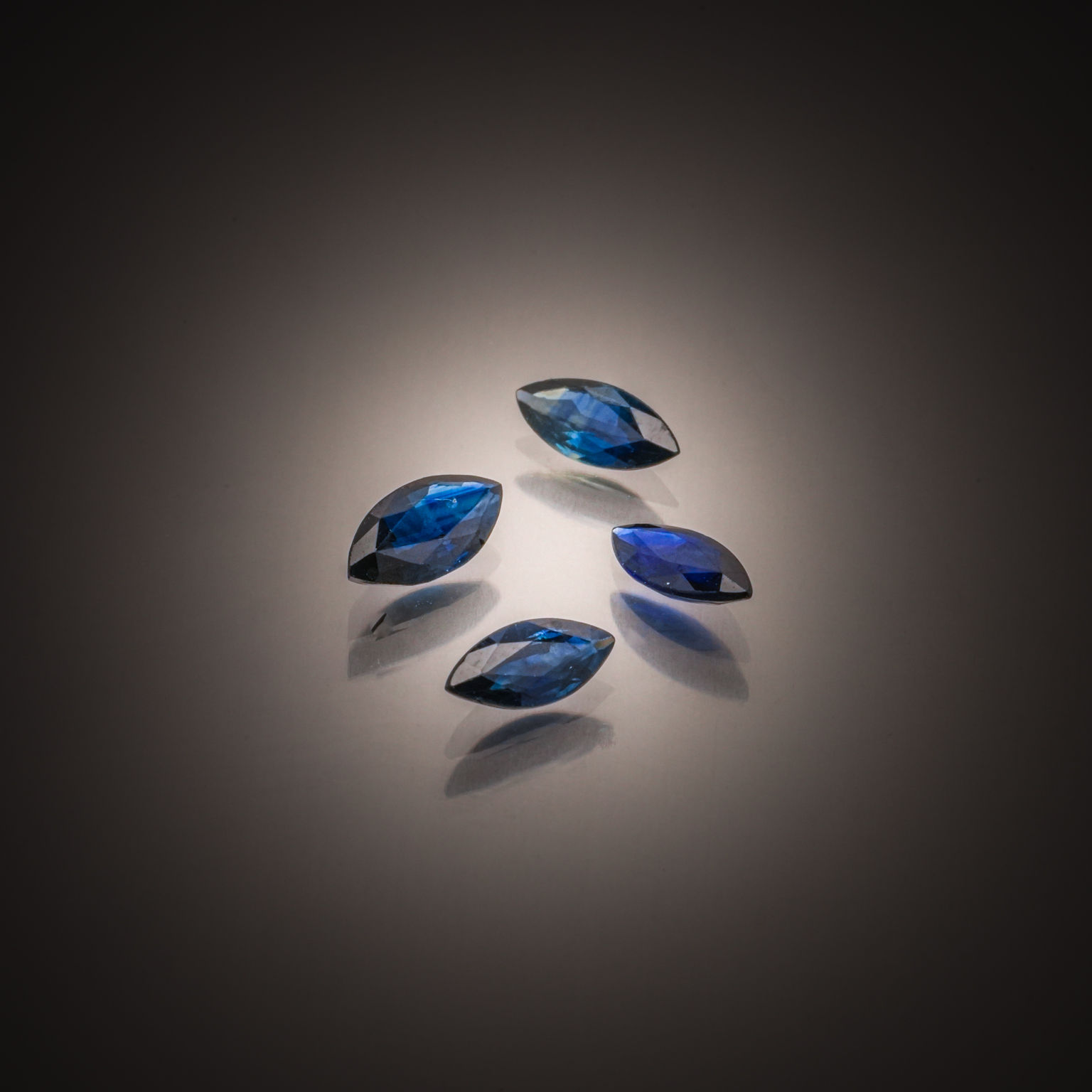 Rubis rond cabochon sur papier. - Lazuli