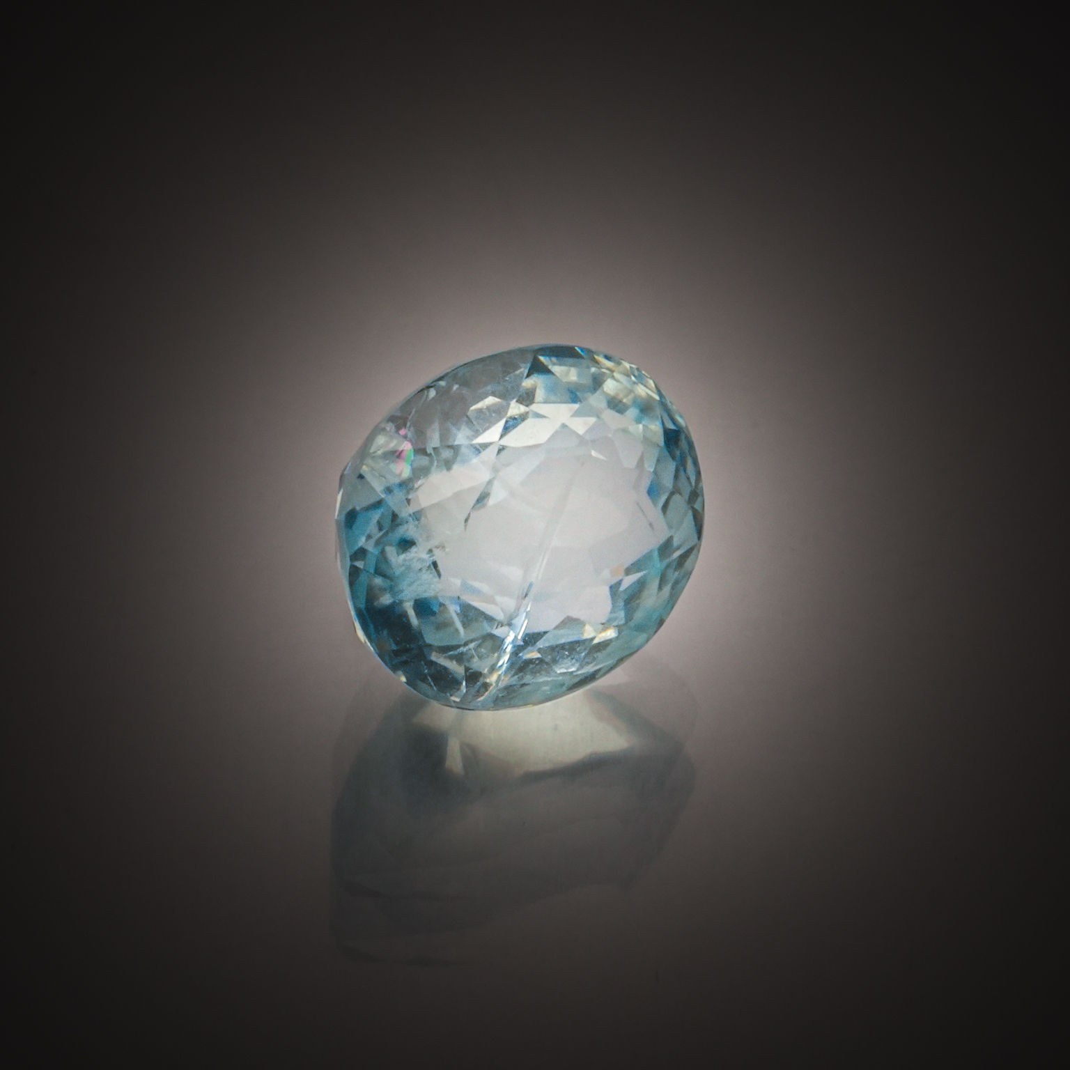 Grenat spessartite ovale sur papier. - Lazuli