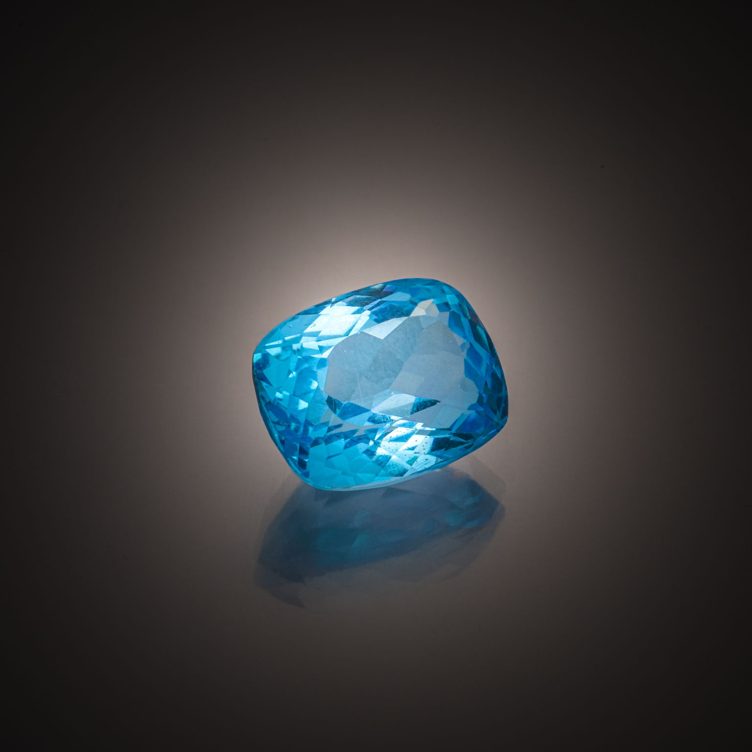 Péridot ovale sur papier. - Lazuli