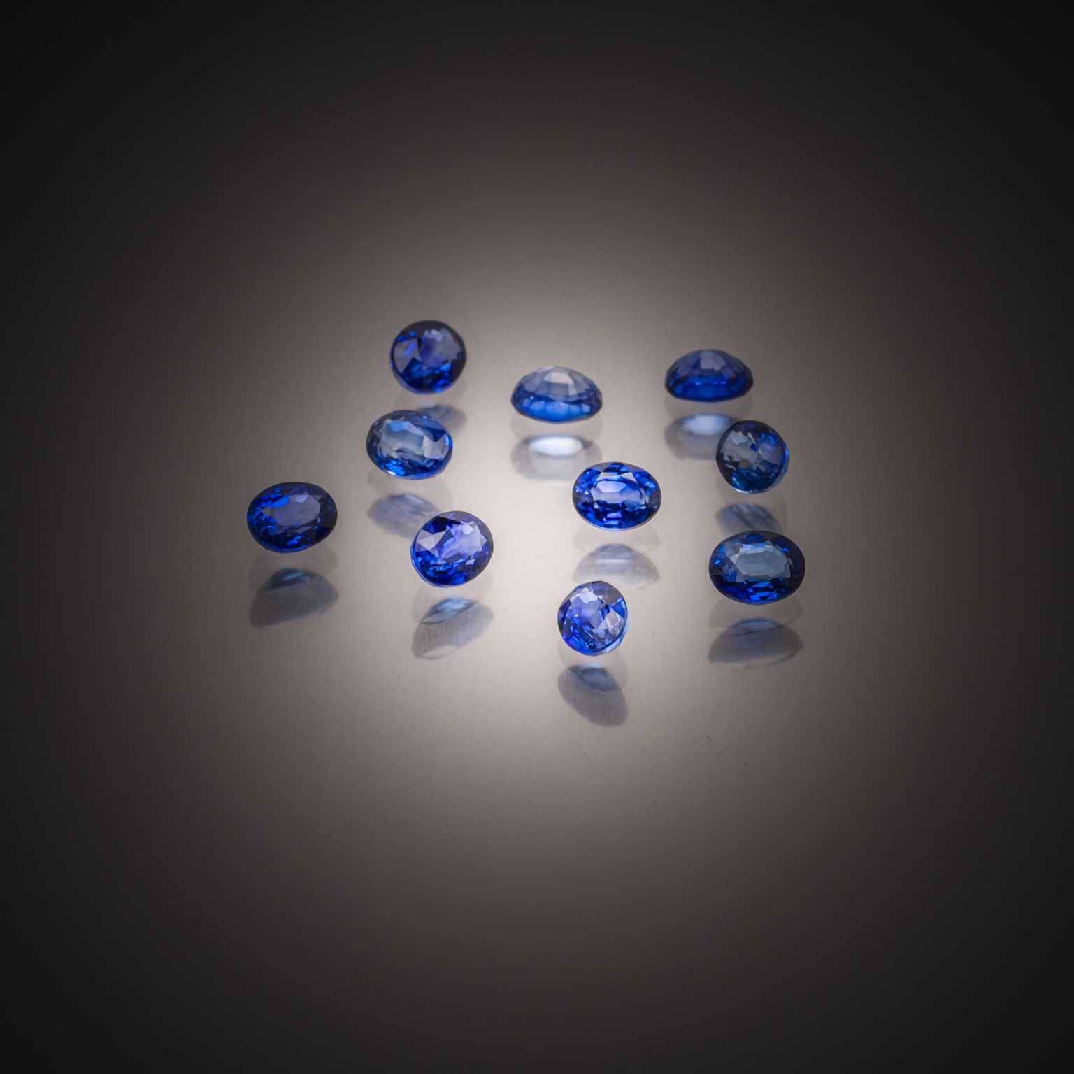 Lot de dix saphirs ovales sur papier. - Lazuli