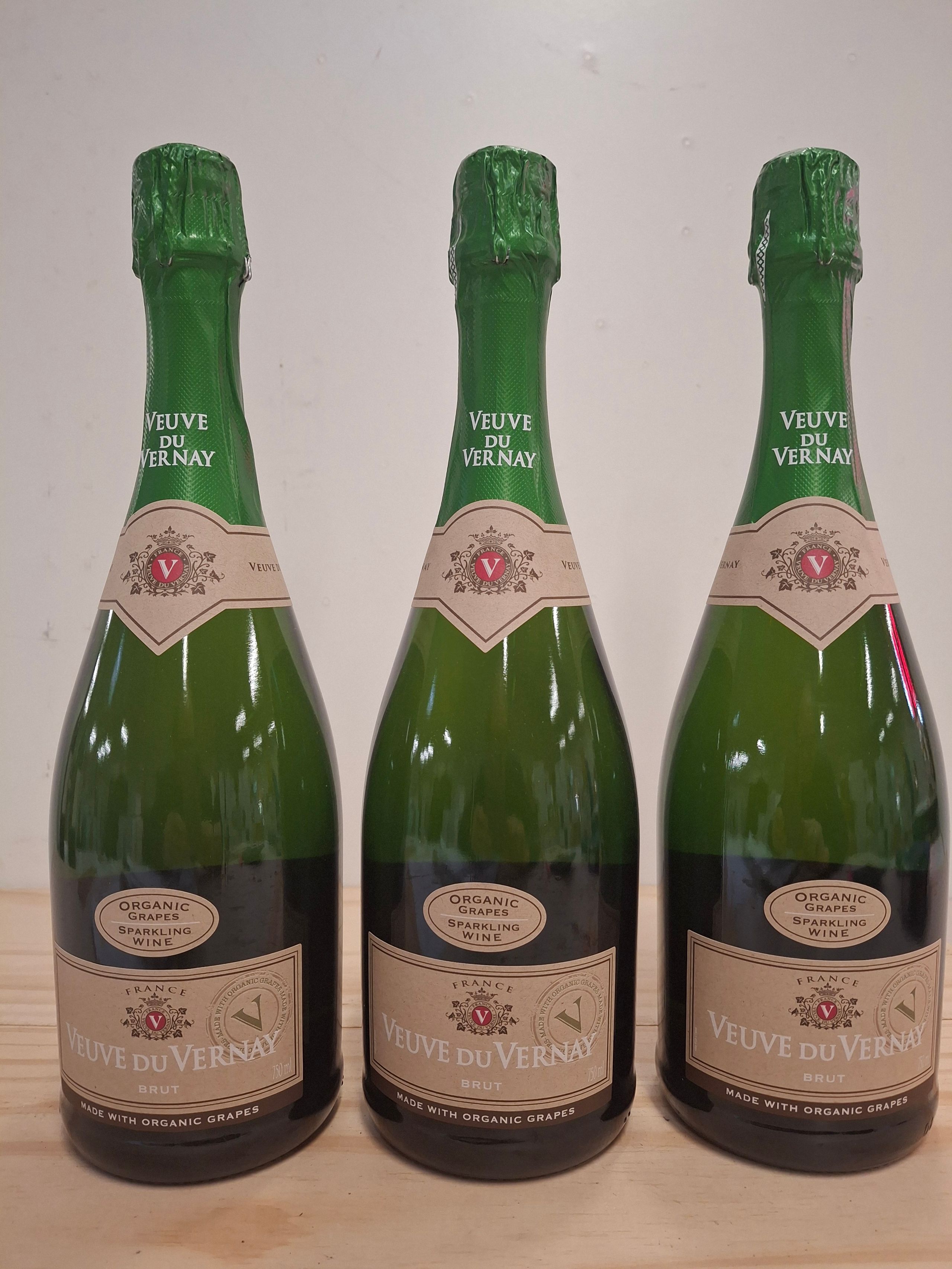 Lot comprenant 1 Bouteille Bordeaux 1991 Domaine de la Rivière Haute épaule étiquette abîmée                           1 Bouteille Château Les Gorges 19 ?? 1ère Côtes de Blayes Haute épaule étiquette abîmée - Lazuli