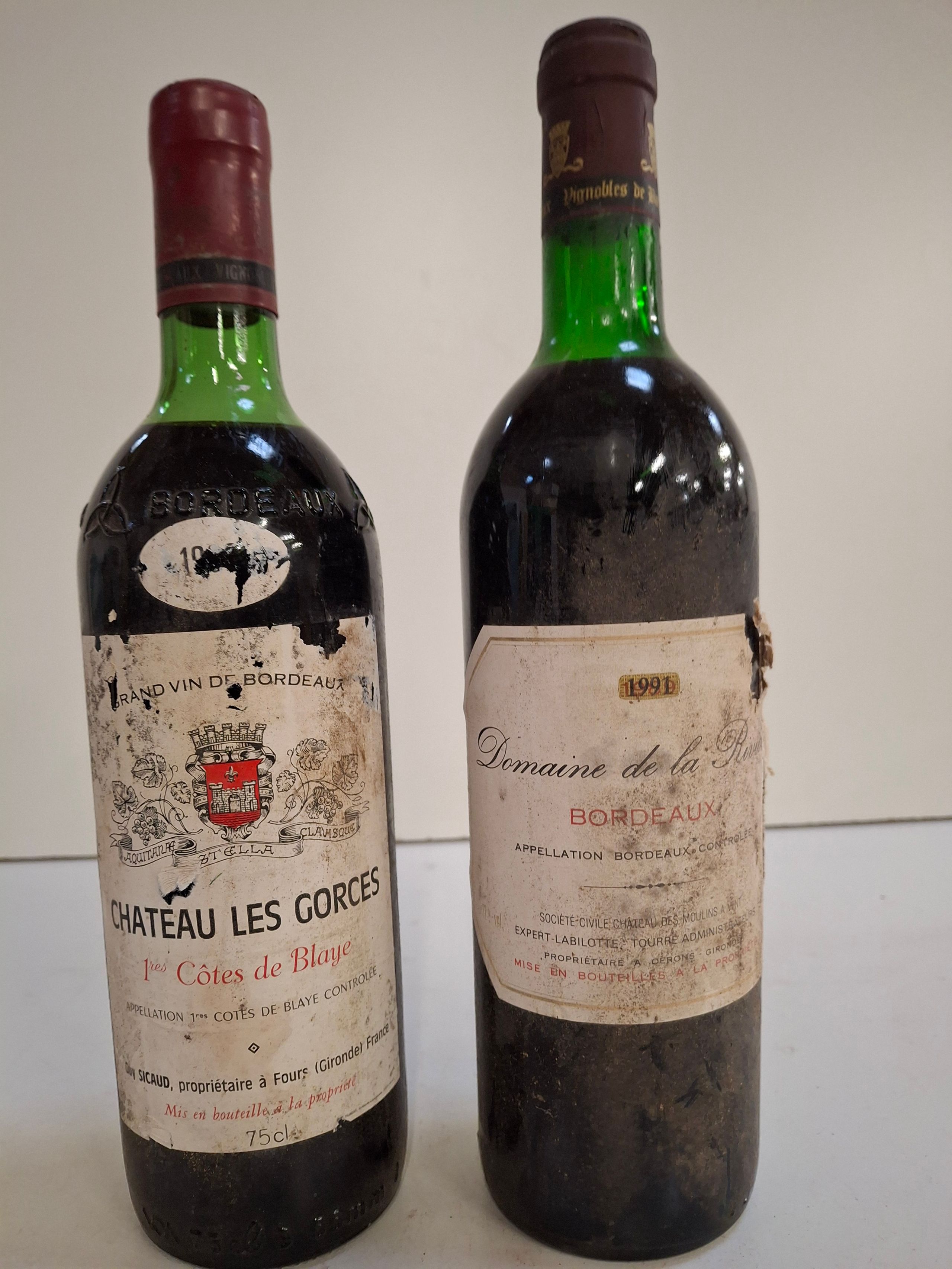 Lot comprenant 1 Bouteille Bordeaux 1991 Domaine de la Rivière Haute épaule étiquette abîmée                           1 Bouteille Château Les Gorges 19 ?? 1ère Côtes de Blayes Haute épaule étiquette abîmée - Lazuli