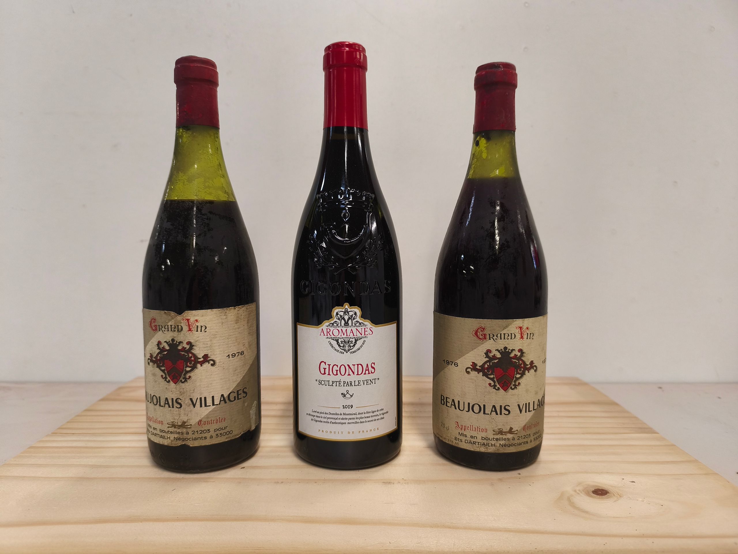 Lot comprenant 1 Gigondas Cru de la Vallée du Rhône 2019 Récolté auprès des dentelles Les Aromanes Grande année propriétaire récoltant état parfait 2 Beaujolais Village 1976 Propriétaire récoltant Dartiailh - Lazuli