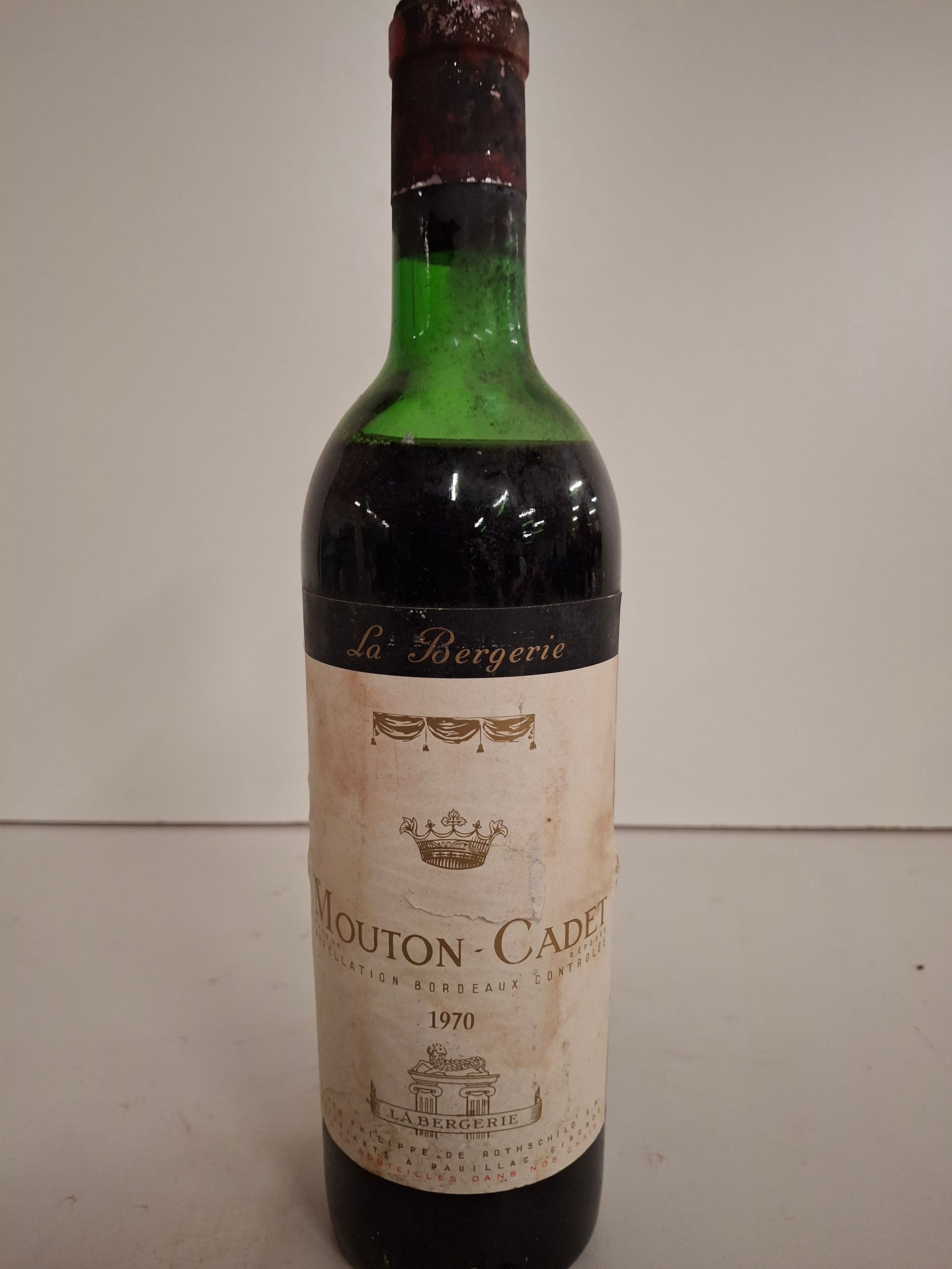 1 Bouteille Baron Philippe de Rothschild Mouton Cadet 1970  La Bergerie basse épaule capsule oxydée - Lazuli
