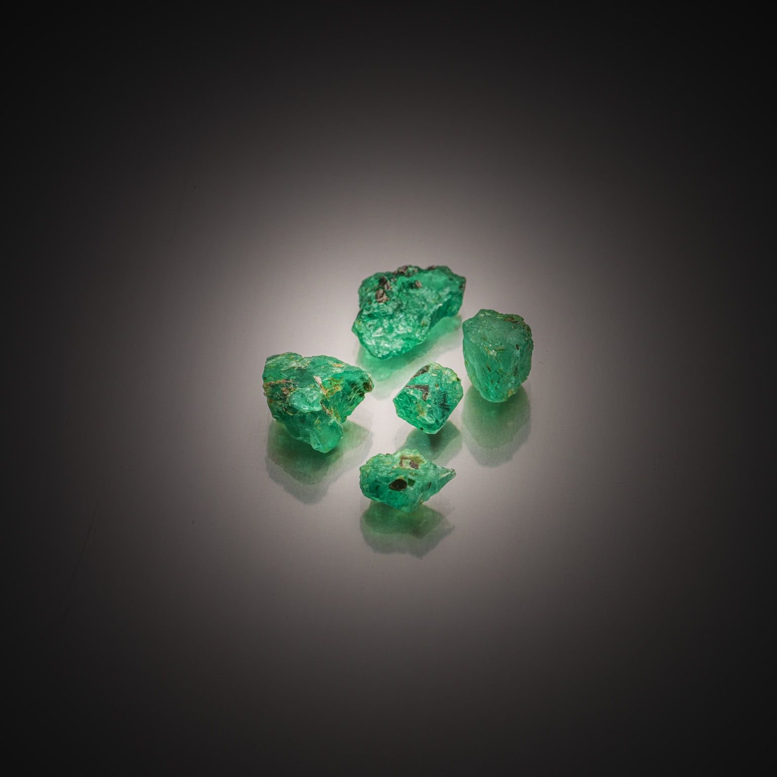 Tourmaline verte octogonale sur papier. - Lazuli