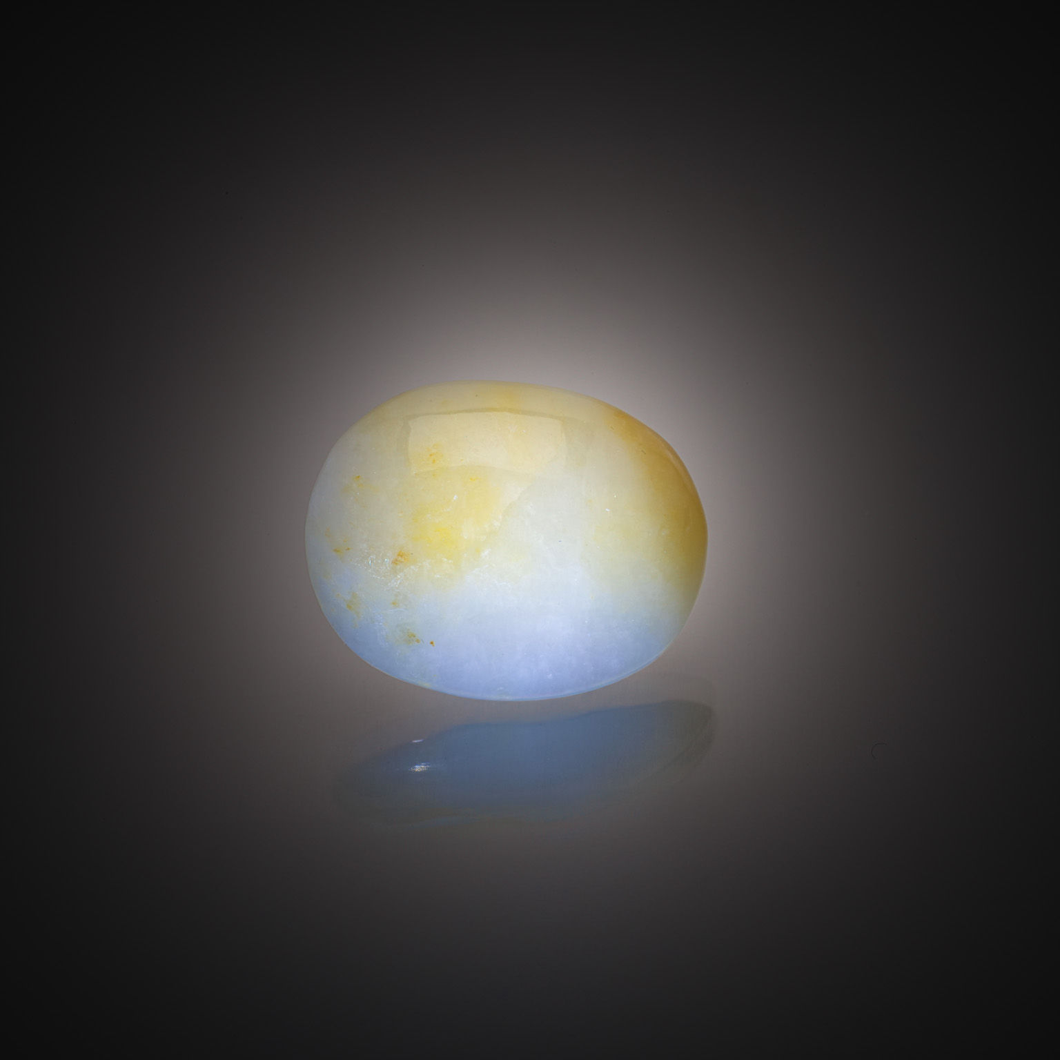 Topaze bleue ovale sur papier. - Lazuli