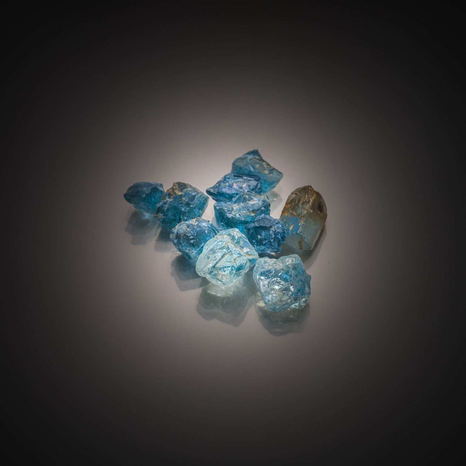 Lot de huit saphirs ovales et cœur sur papier. - Lazuli