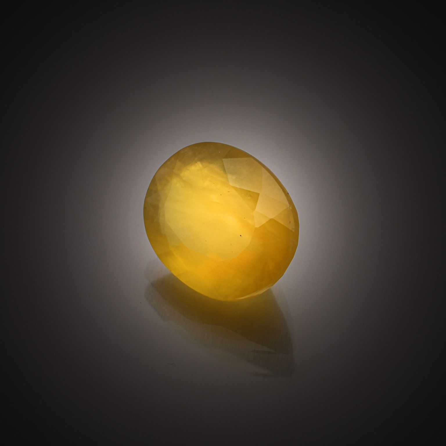 Opale jaune ovale sur papier. - Lazuli