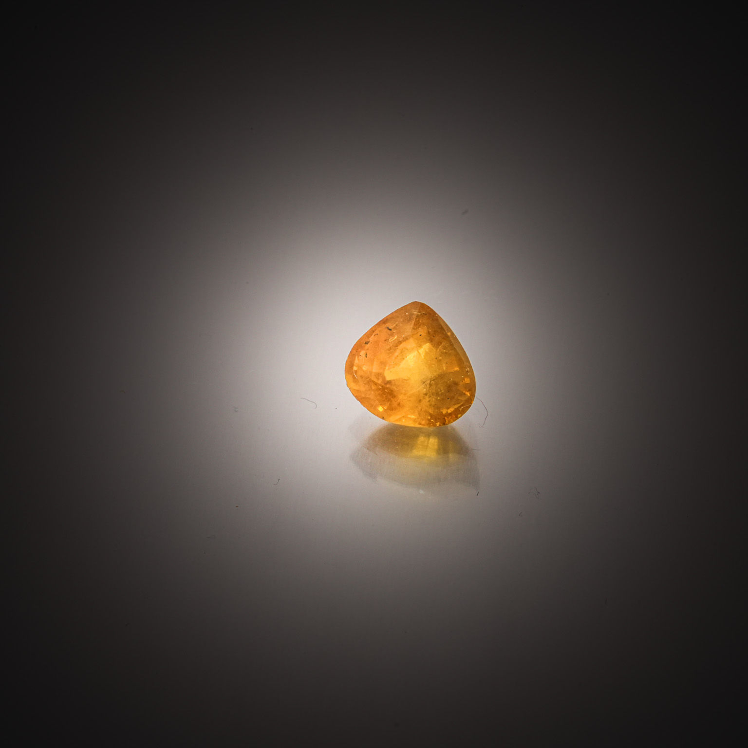 Opale poire cabochon sur papier. - Lazuli