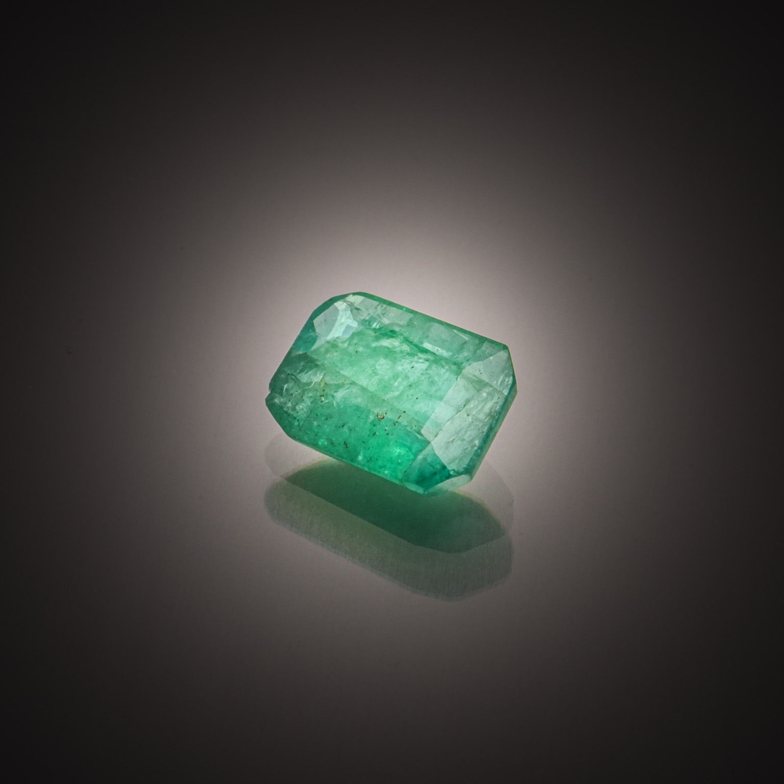 Tourmaline verte octogonale sur papier. - Lazuli