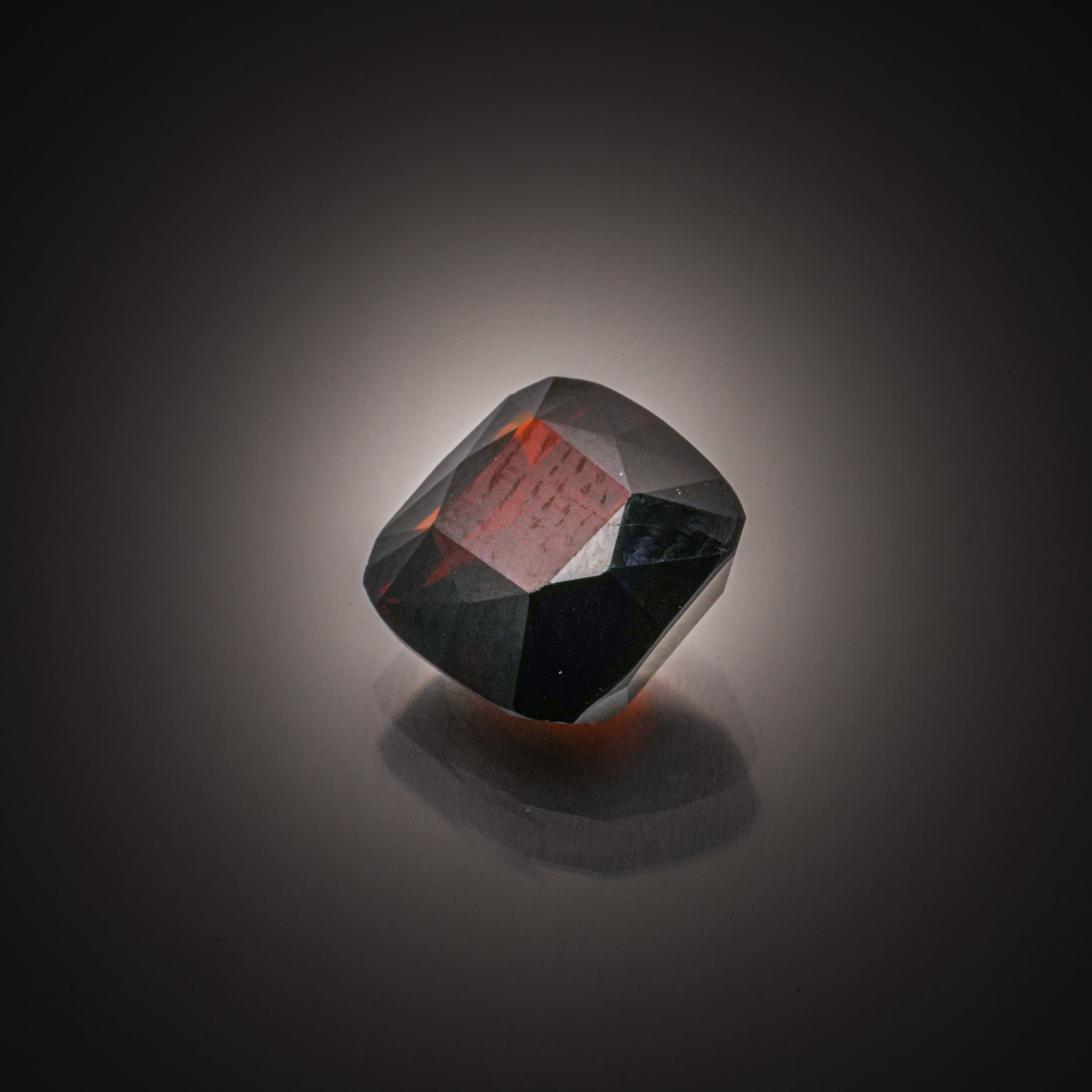 Opale noire ovale cabochon sur papier. - Lazuli