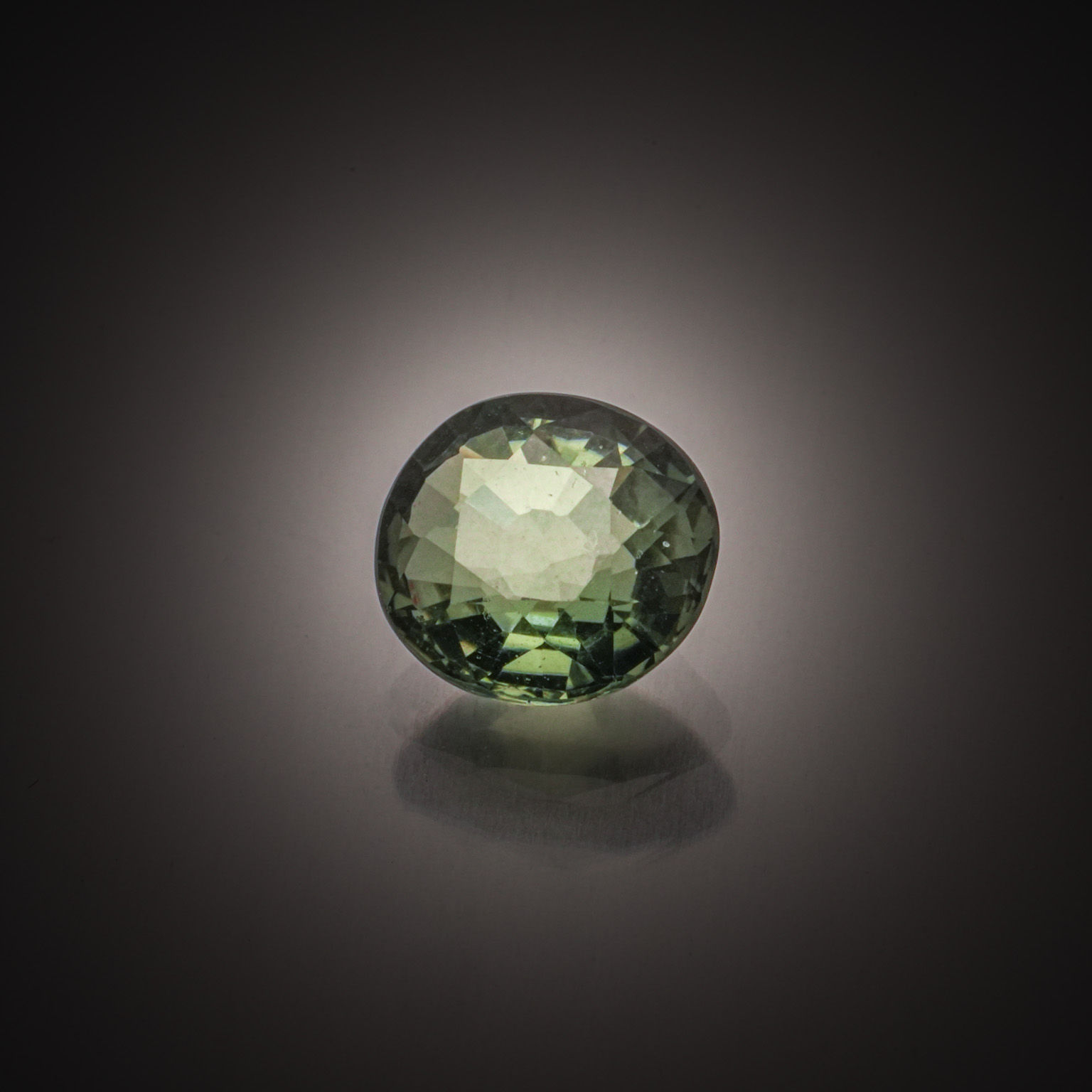 Tourmaline verte octogonale sur papier. - Lazuli