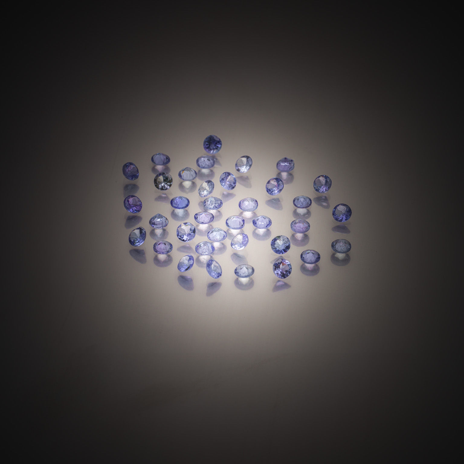 Lot de tanzanites rondes sur papier. - Lazuli