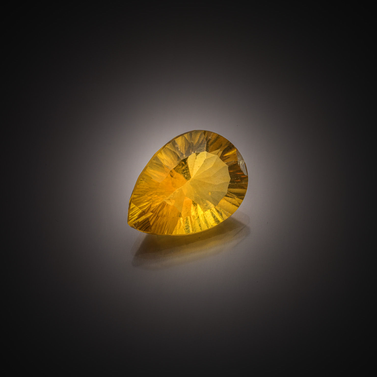 Grenat spessartite (fanta orange) ovale sur papier. - Lazuli