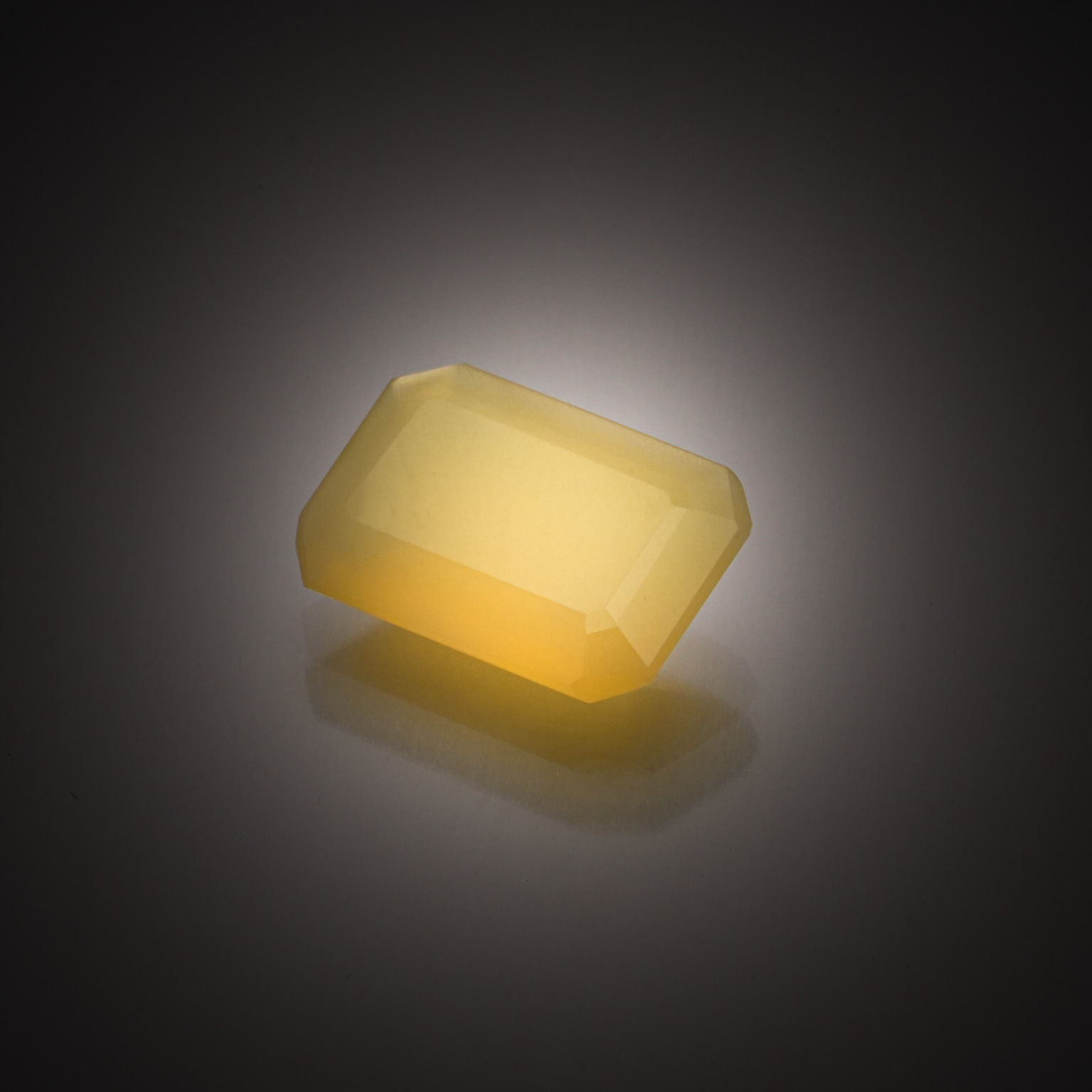 Saphir jaune/bleu octogonale sur papier. - Lazuli