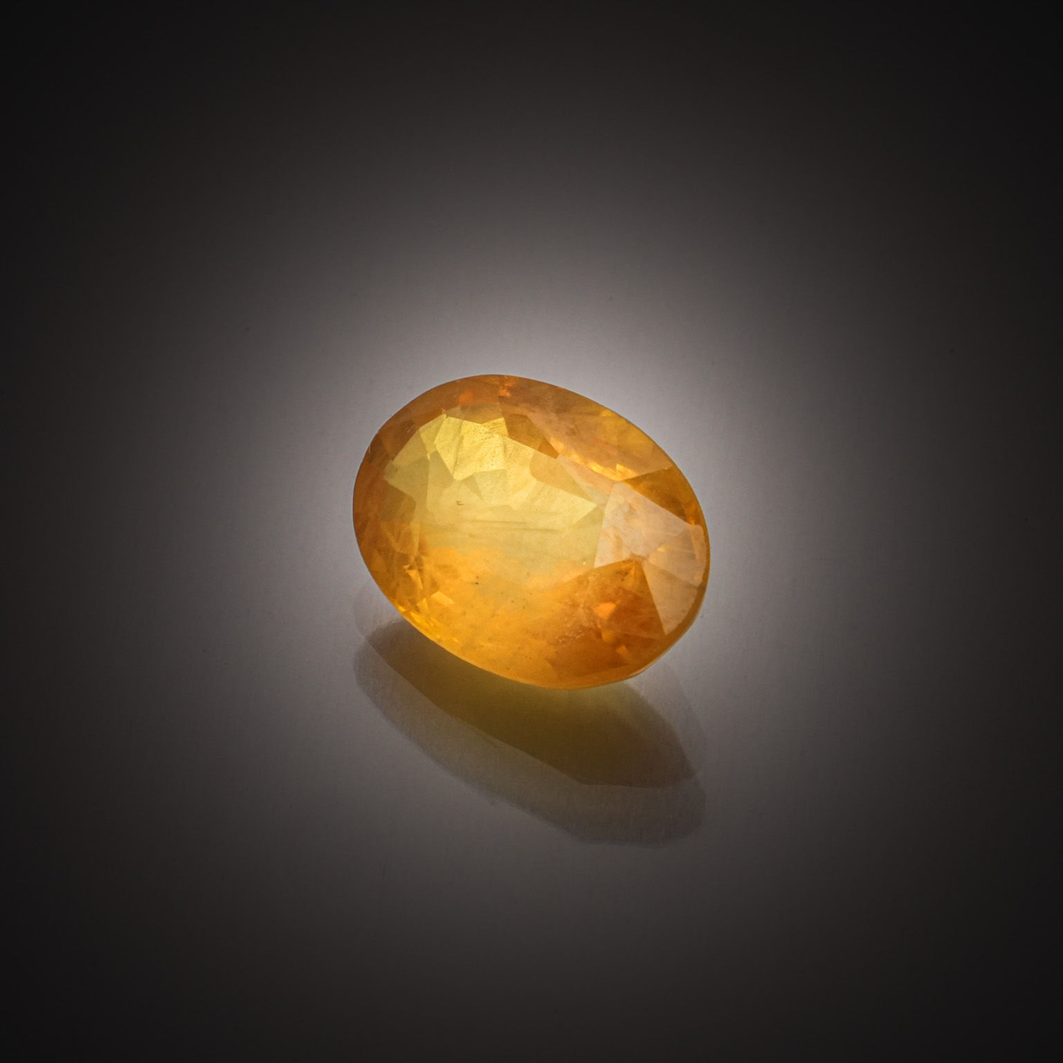 Saphir jaune ovale sur papier. - Lazuli