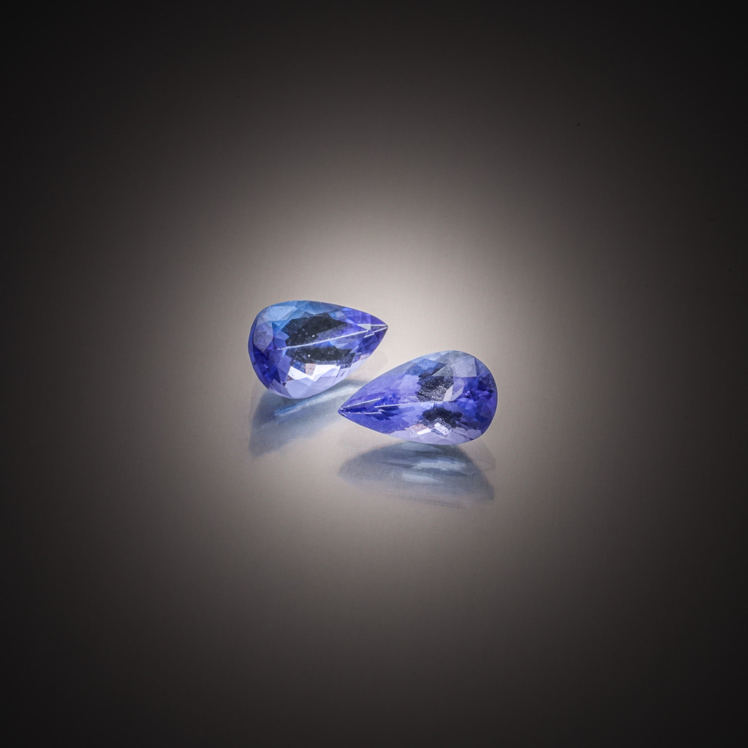 Tourmaline verte octogonale sur papier. - Lazuli