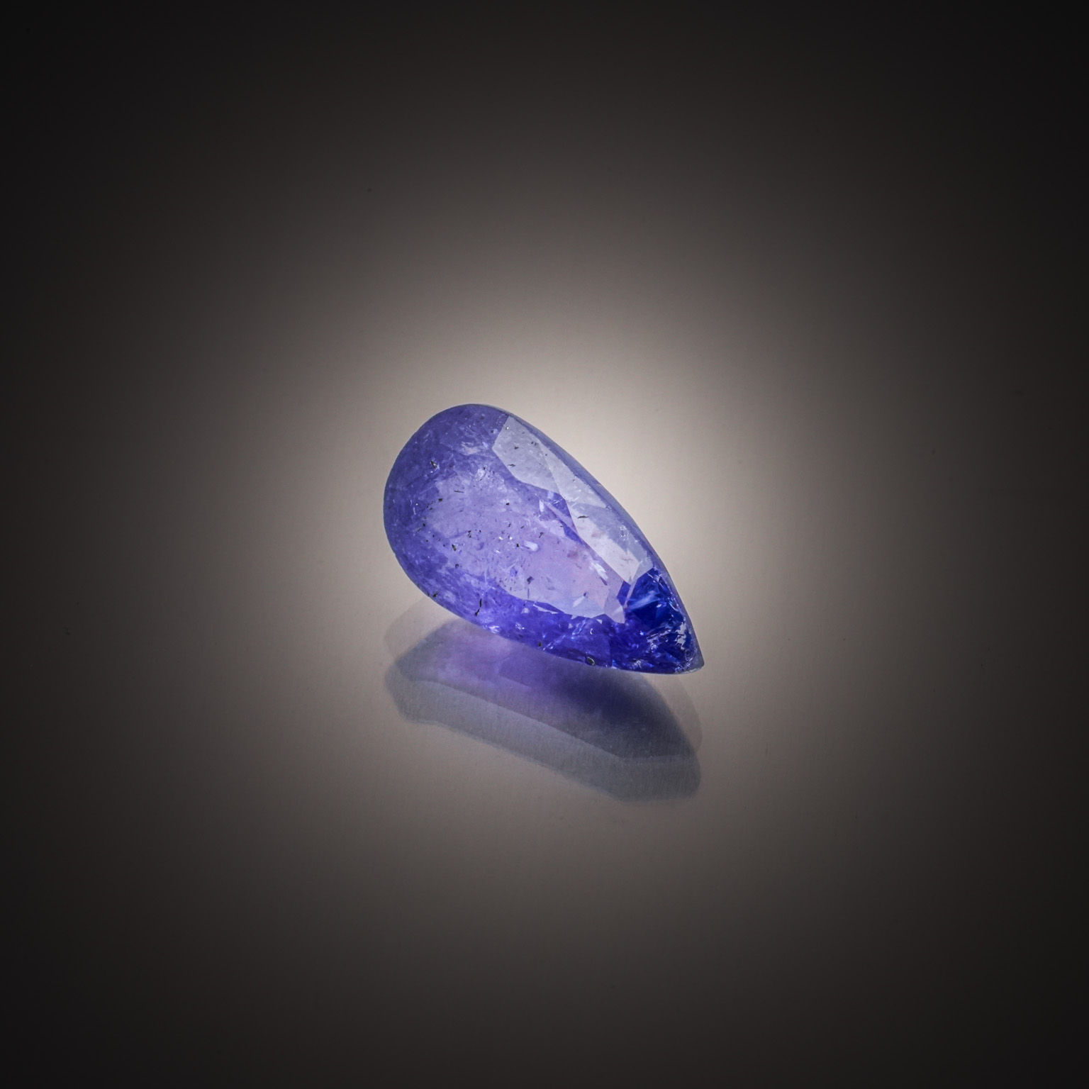 Saphir vert cœur sur papier. - Lazuli