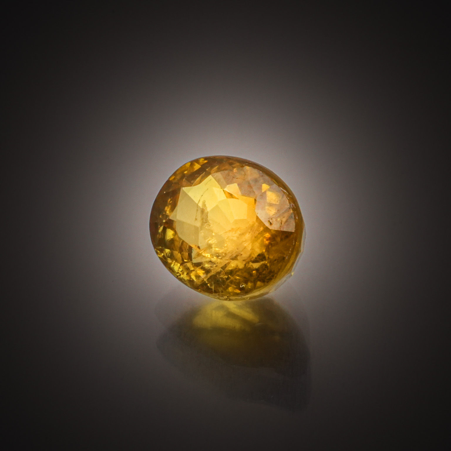Grenat tsavorite rond sur papier. - Lazuli