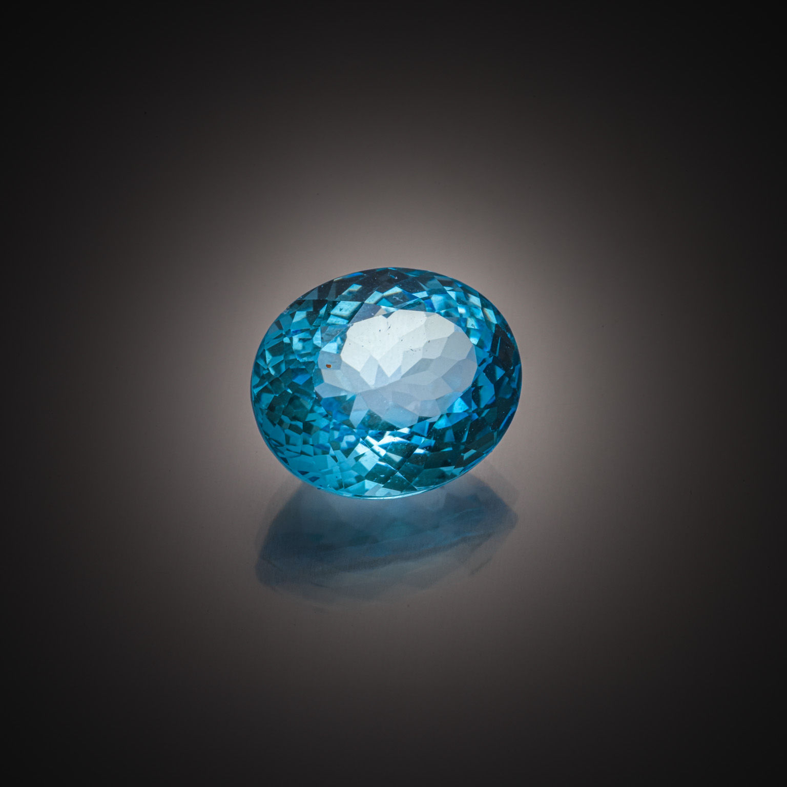Topaze bleue ovale sur papier. - Lazuli