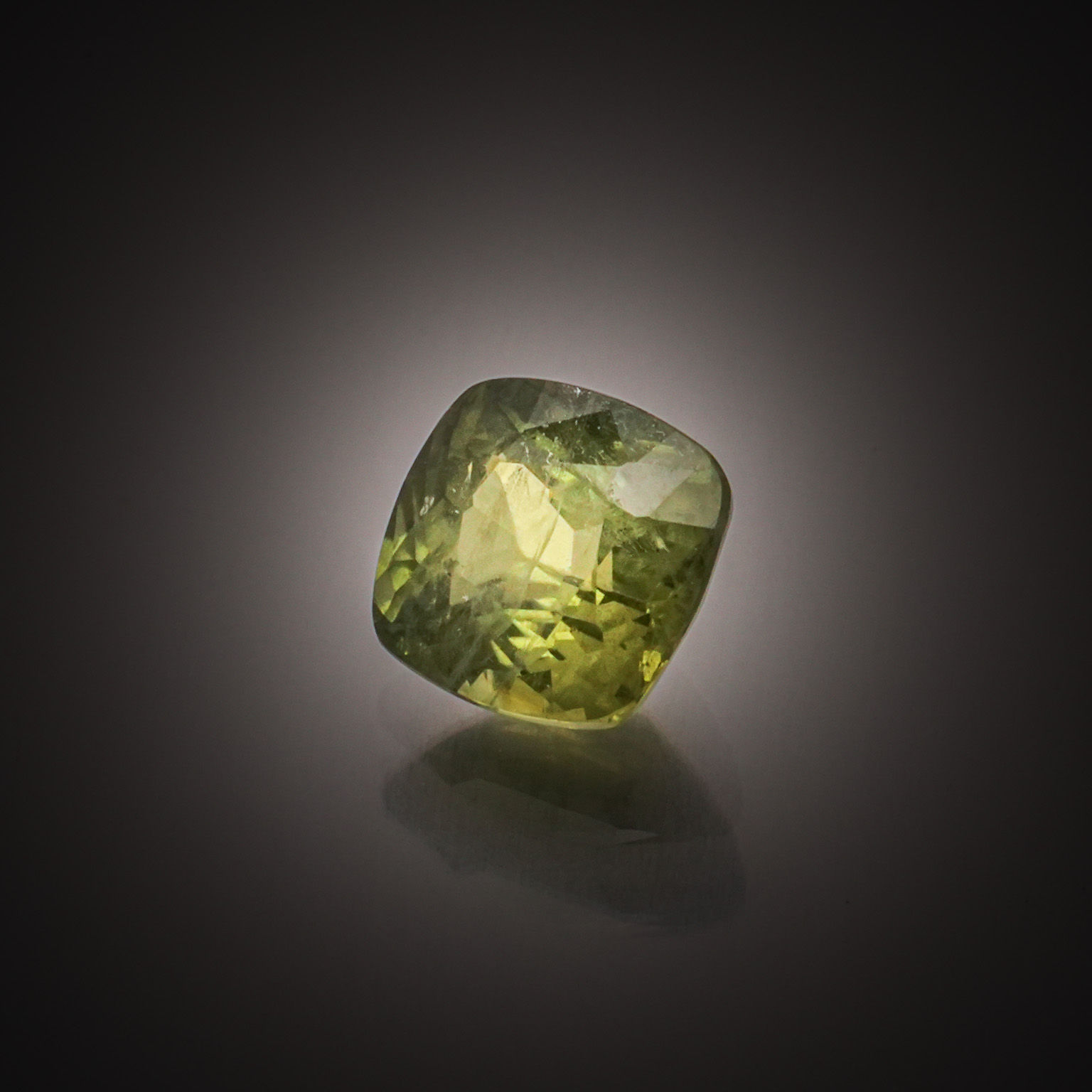 Cristal de roche octogonale sur papier. - Lazuli