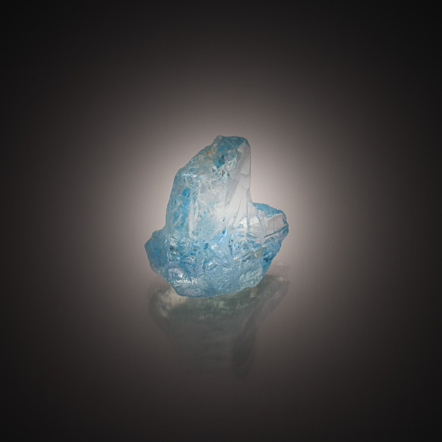 Topaze bleue ovale sur papier. - Lazuli