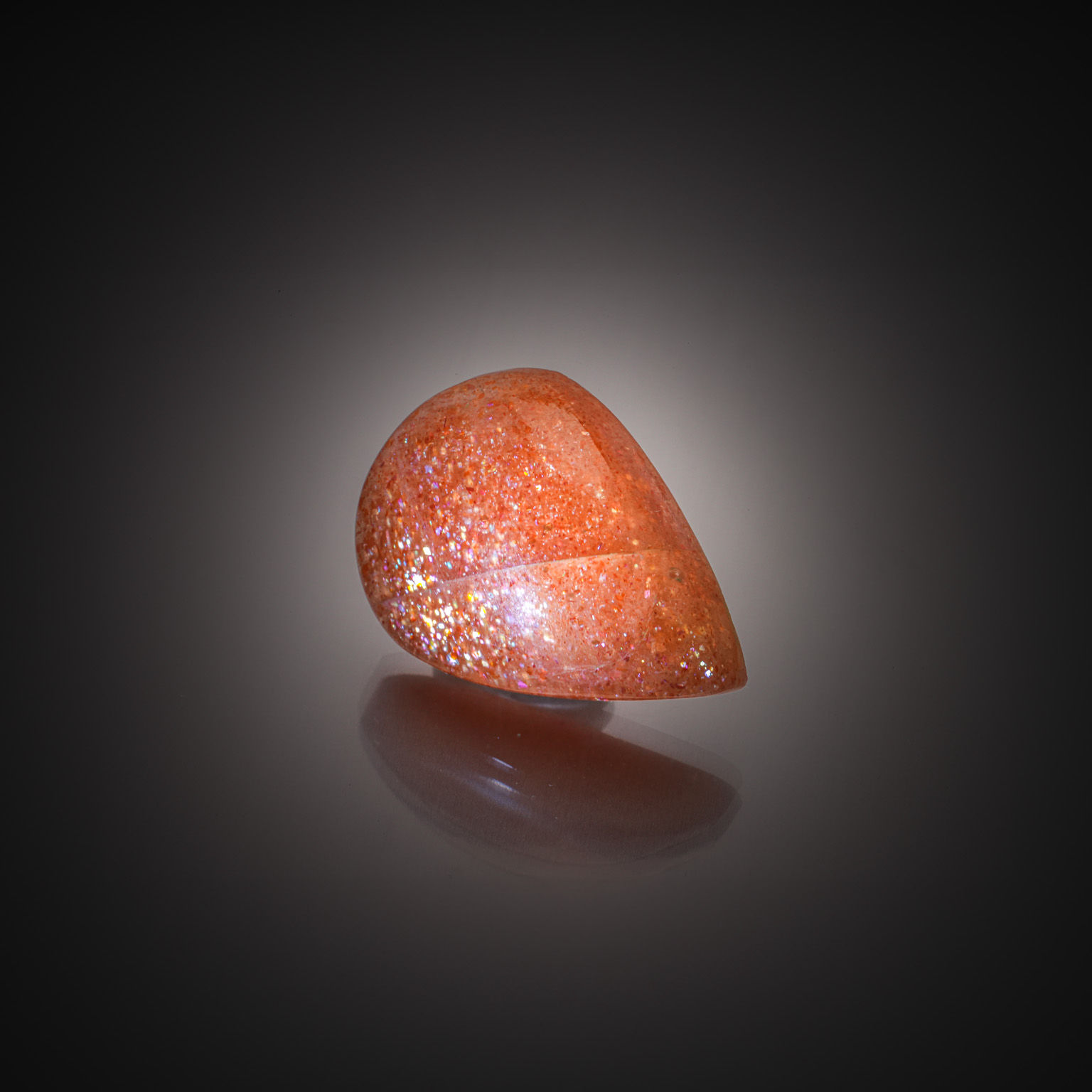 Pierre de soleil poire cabochon sur papier. - Lazuli