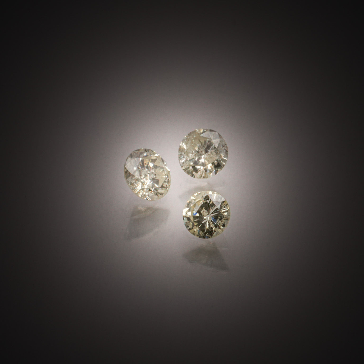 Lot de trois diamants ronds sur papier. - Lazuli