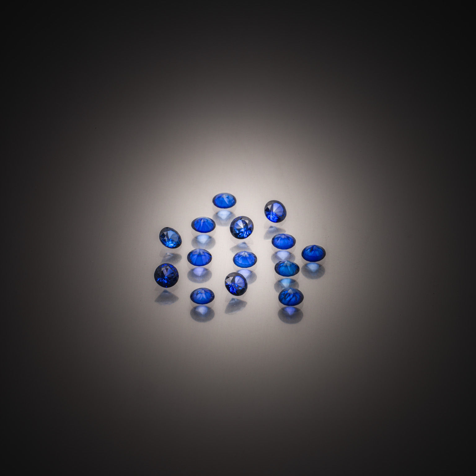 Grenat spessartite ovale sur papier. - Lazuli
