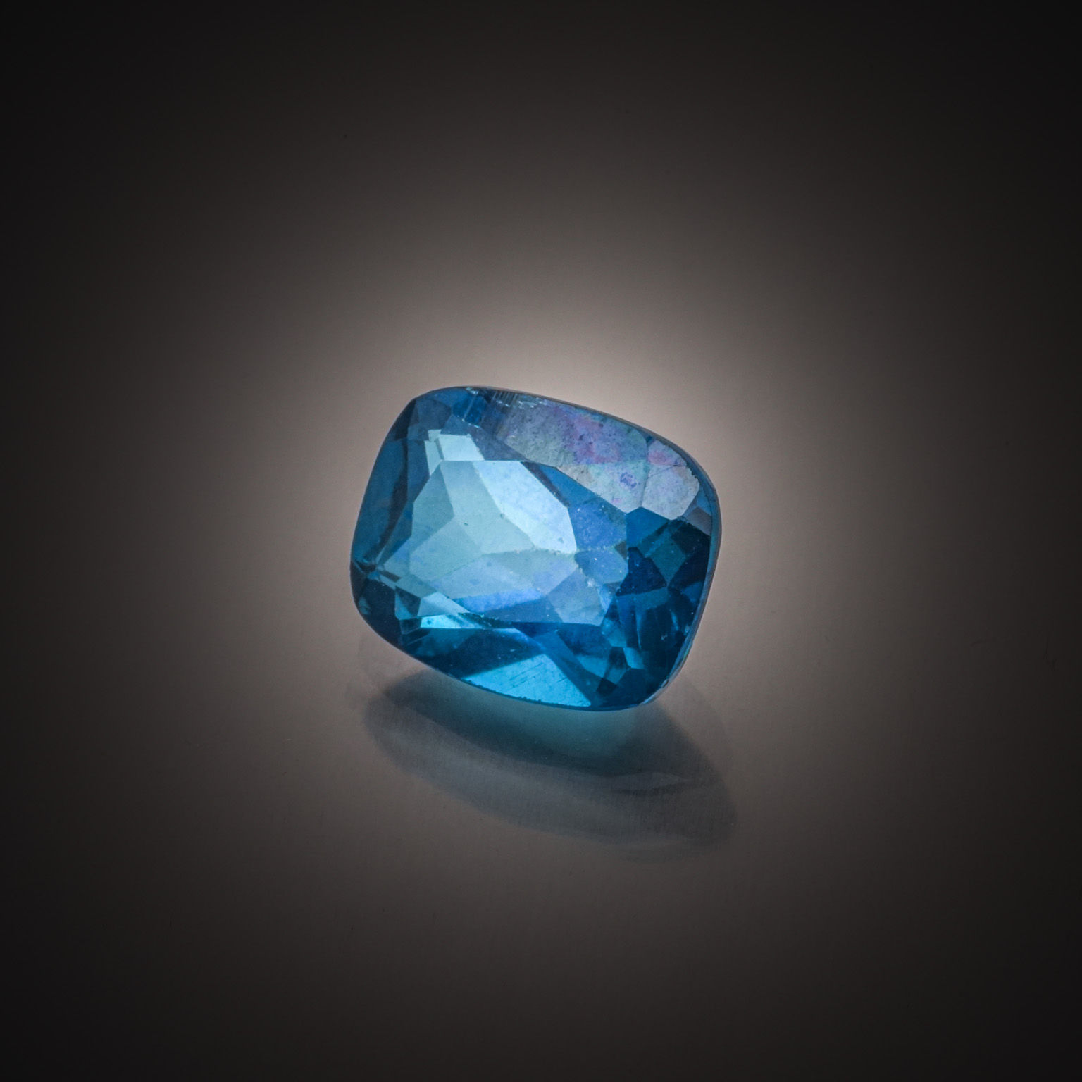 Zircon champagne ovale sur papier. - Lazuli