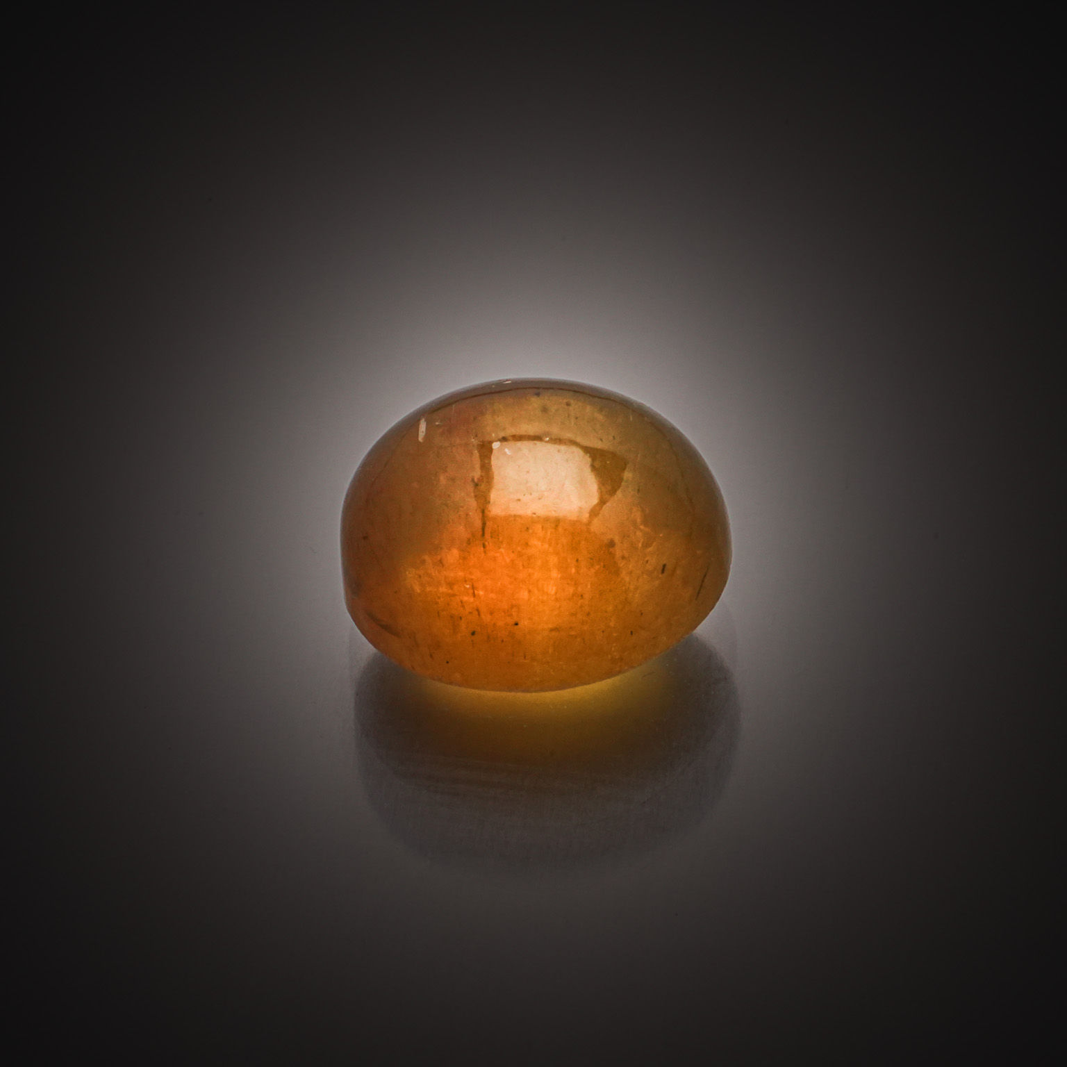 Grenat rhodolite rond sur papier. - Lazuli