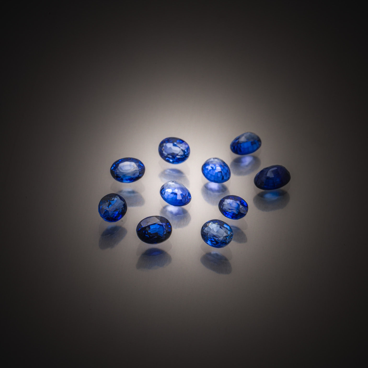 Grenat spessartite coussin sur papier. - Lazuli
