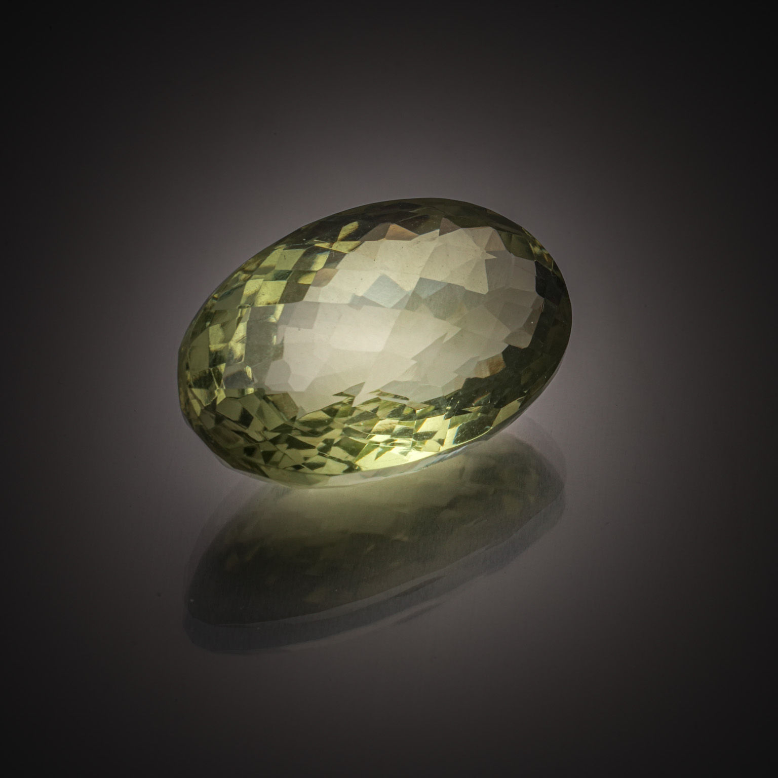 Prasiolite ovale sur papier. - Lazuli