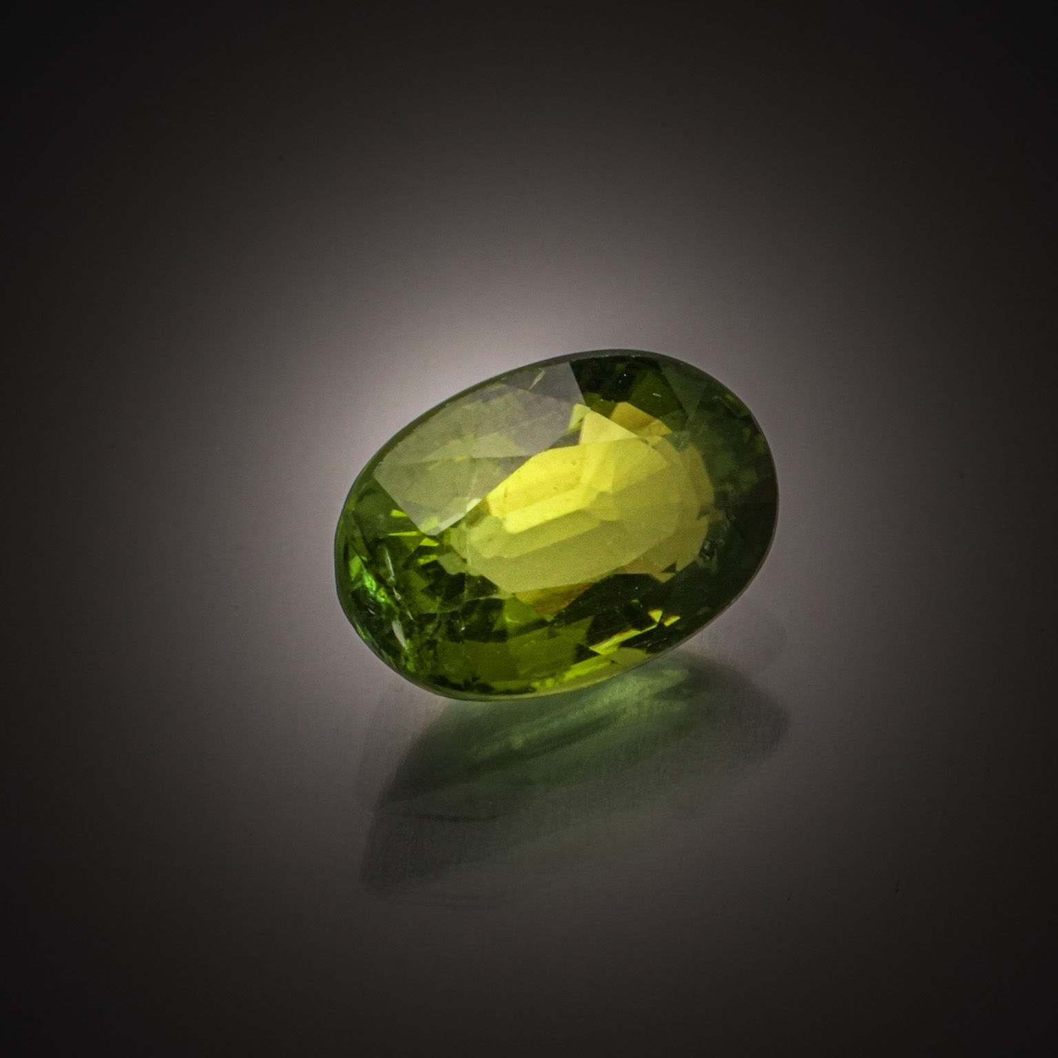 Topaze verte sur papier. - Lazuli