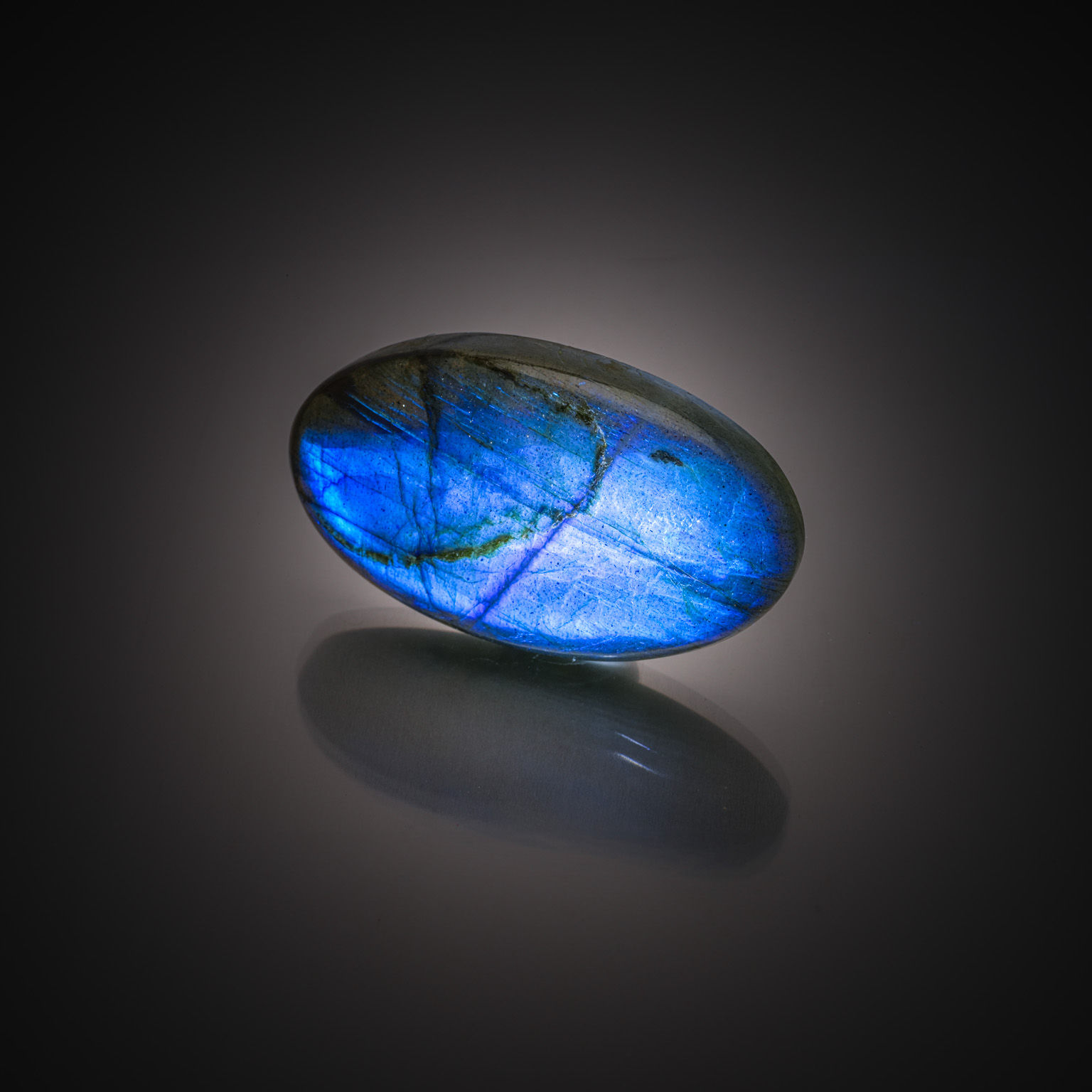 Labradorite ovale cabochon sur papier. - Lazuli