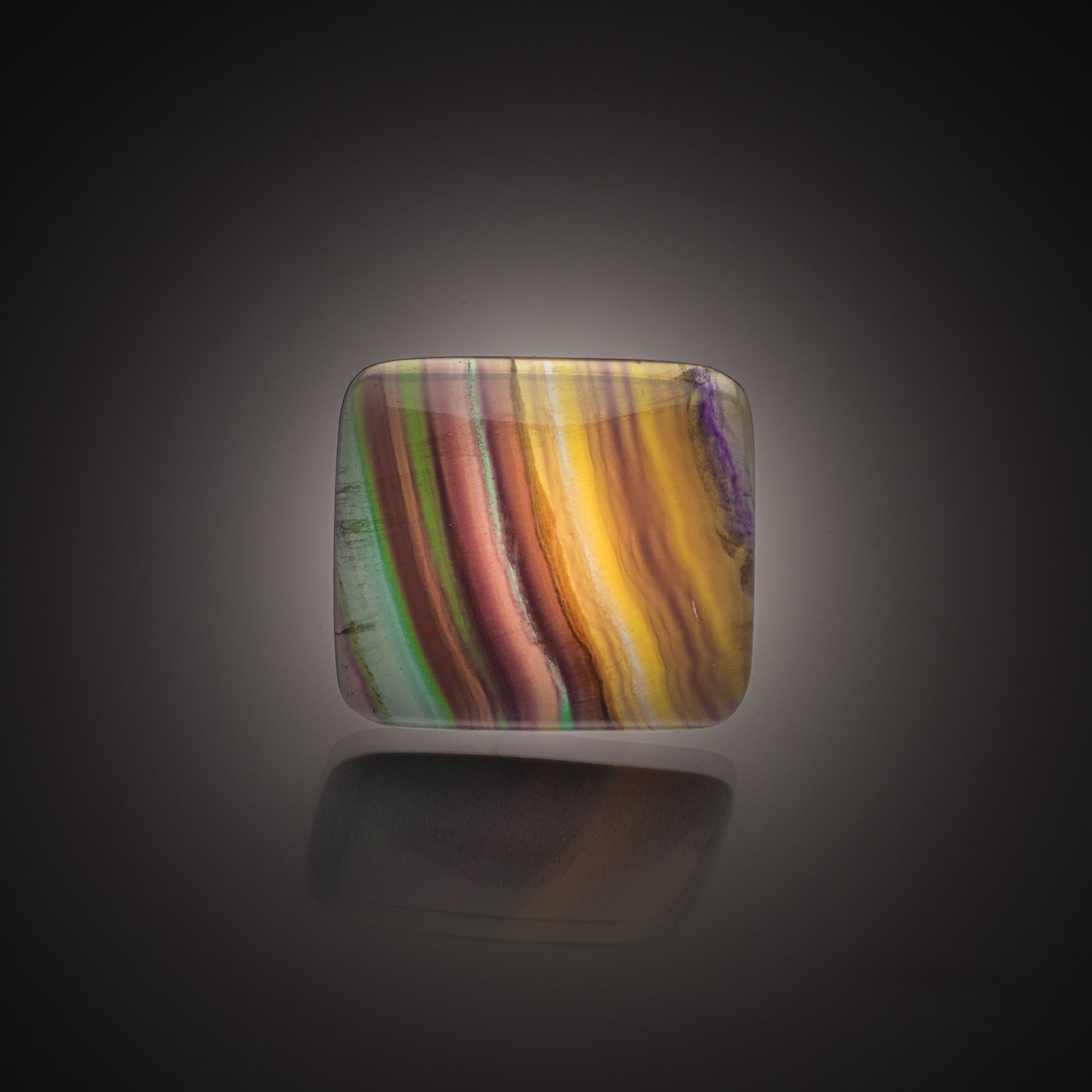 Fluorite multicolore carrée cabochon sur papier. - Lazuli