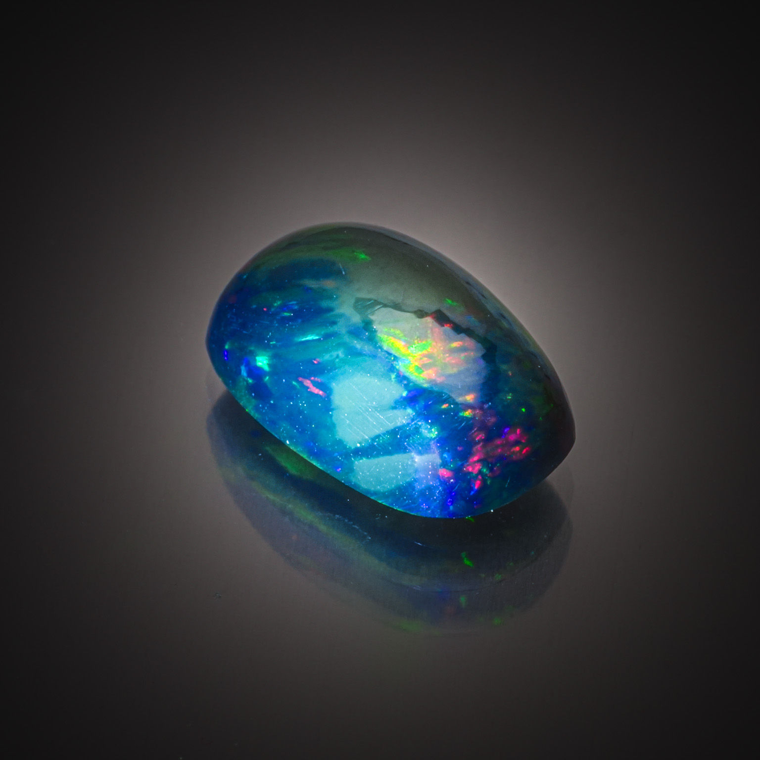 Opale ovale cabochon sur papier. - Lazuli