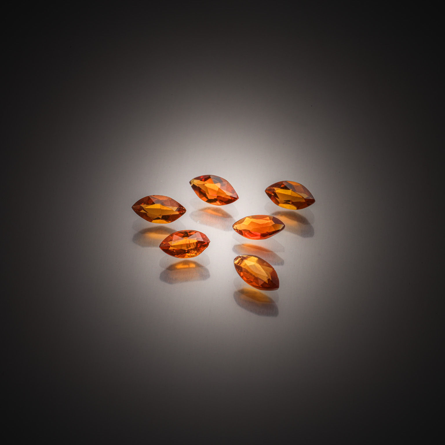Lot de saphirs ronds sur papier. - Lazuli