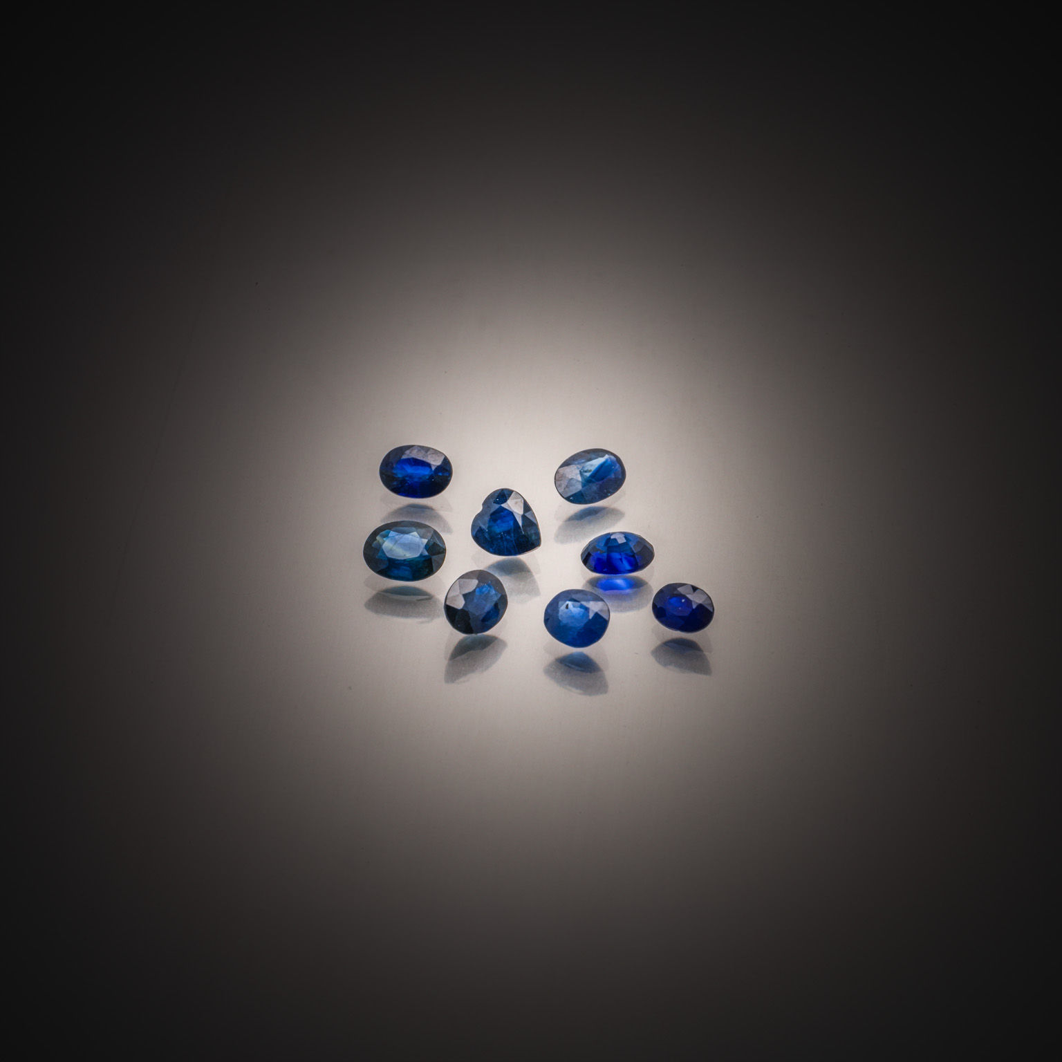 Lot de huit saphirs ovales et cœur sur papier. - Lazuli