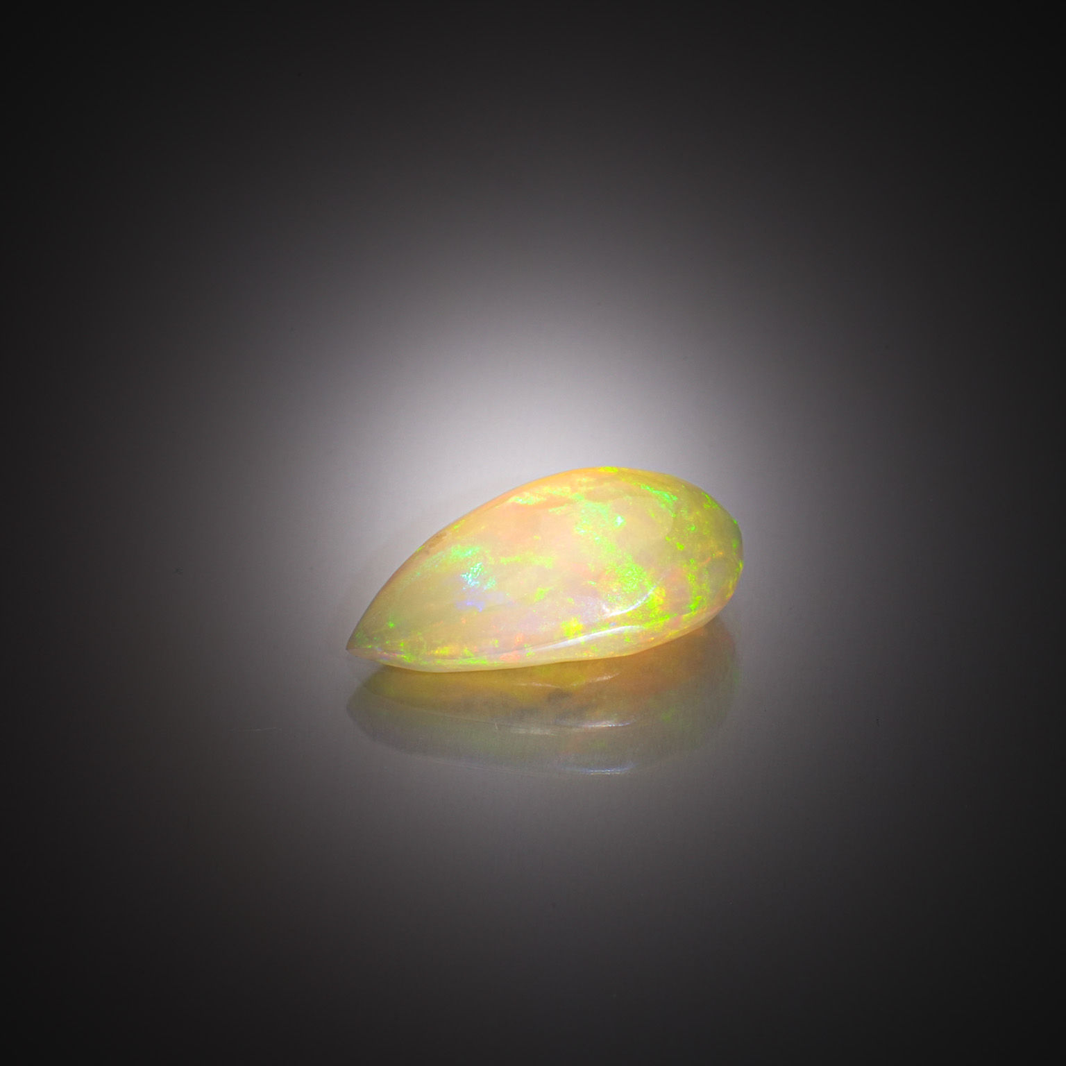 Opale poire cabochon sur papier. - Lazuli