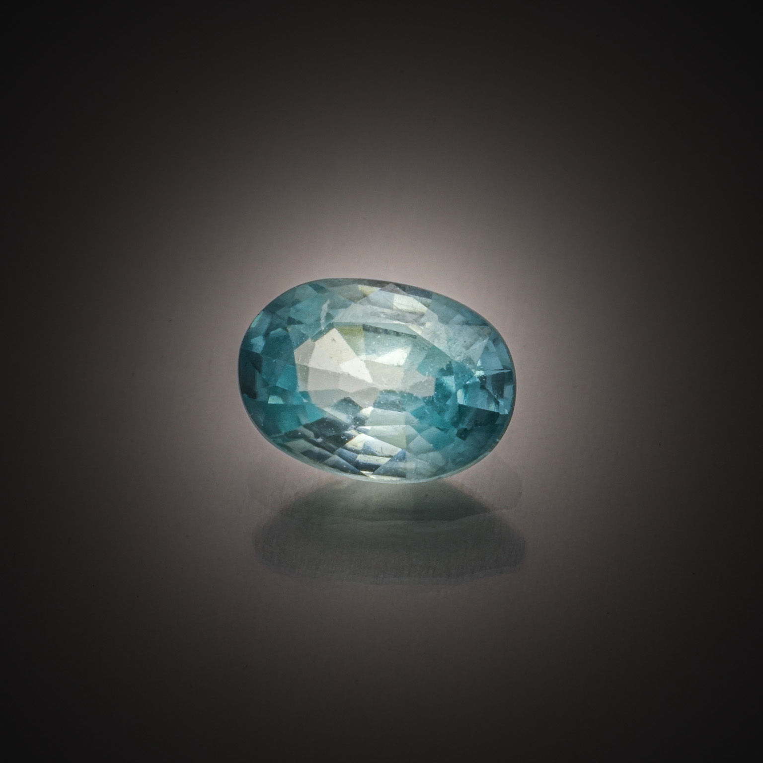 Zircon bleu ovale sur papier. - Lazuli