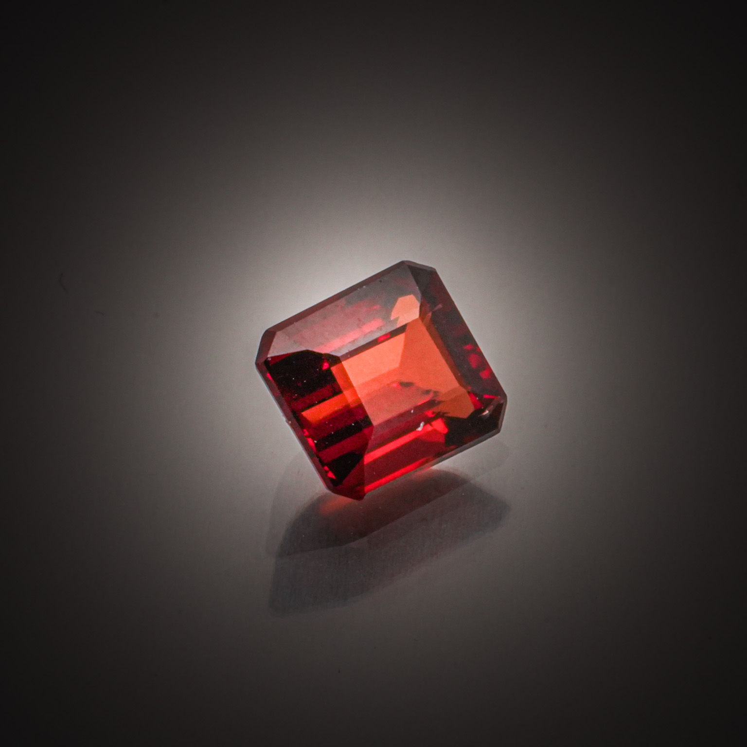 Grenat rhodolite octogonale sur papier. - Lazuli