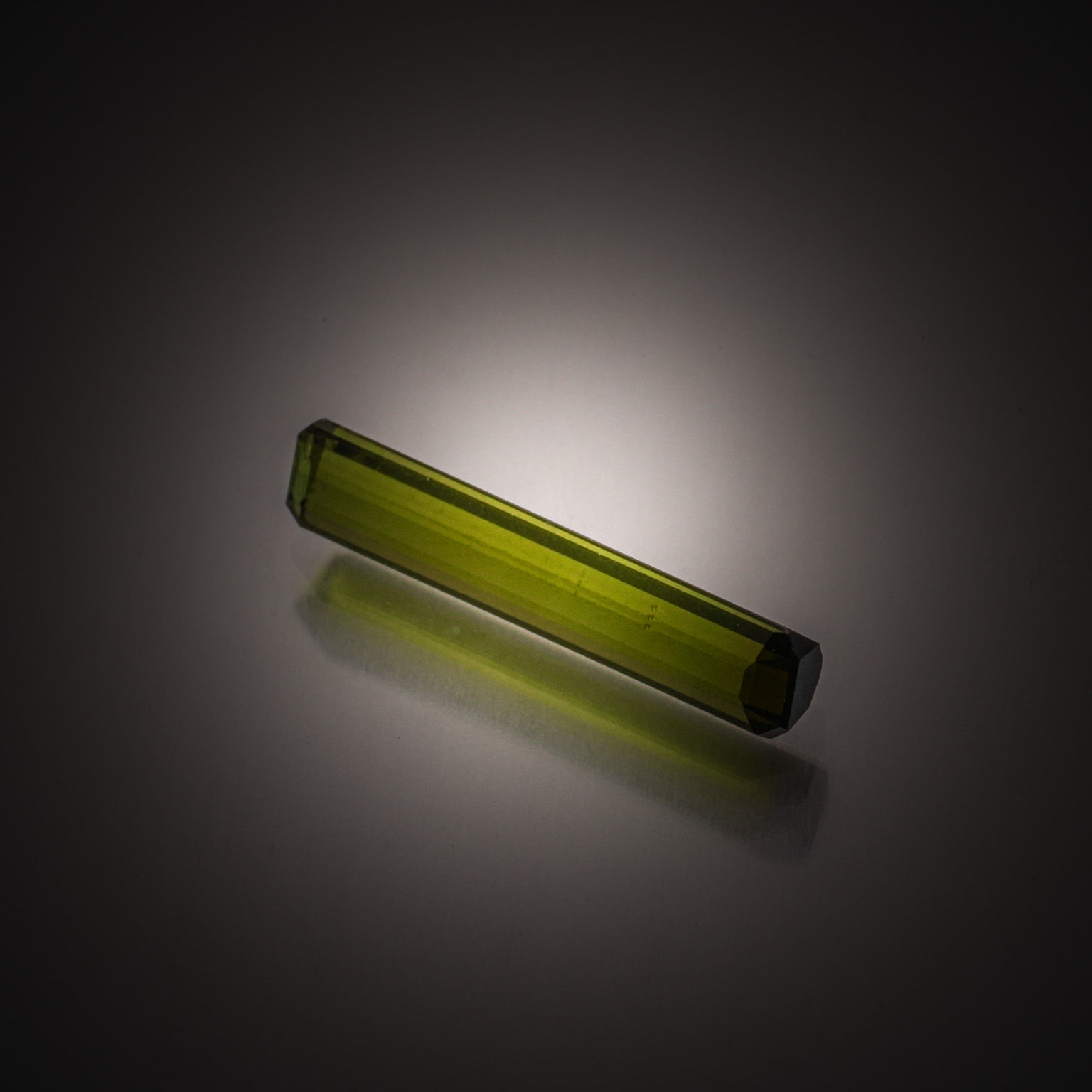 Tourmaline verte octogonale sur papier. - Lazuli